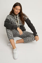 SPODNIE DRESOWE TYPU BAGGY SZARE Z PRINTEM W PANTERĘ - REVE