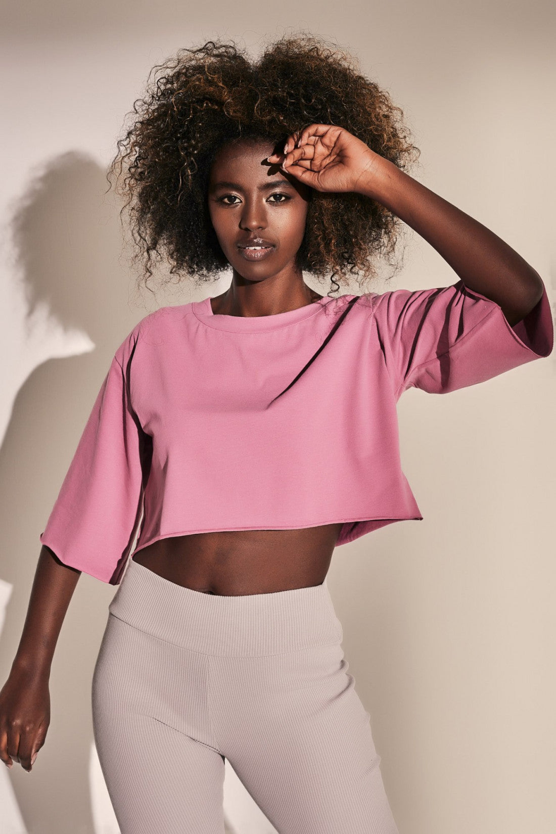 CROP TOP  SUROWO WYKOŃCZONY RÓŻOWY - CURACAO