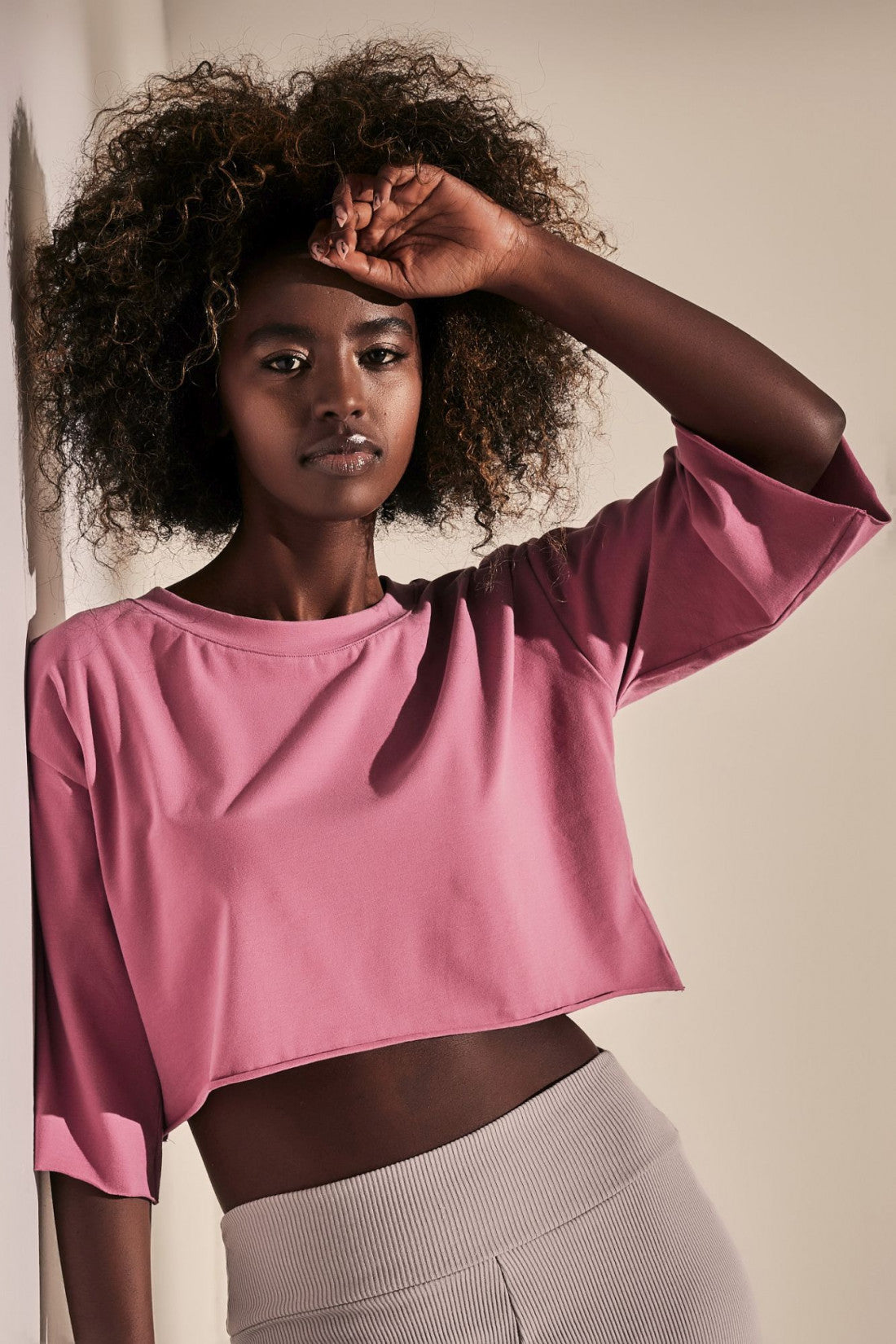 CROP TOP  SUROWO WYKOŃCZONY RÓŻOWY - CURACAO