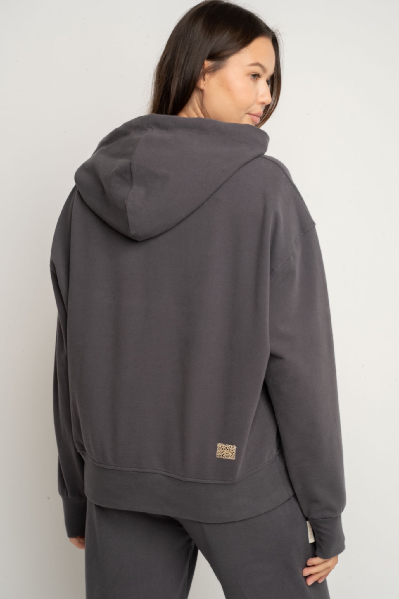 BLUZA Z KAPTUREM GRAFITOWA - AURENA