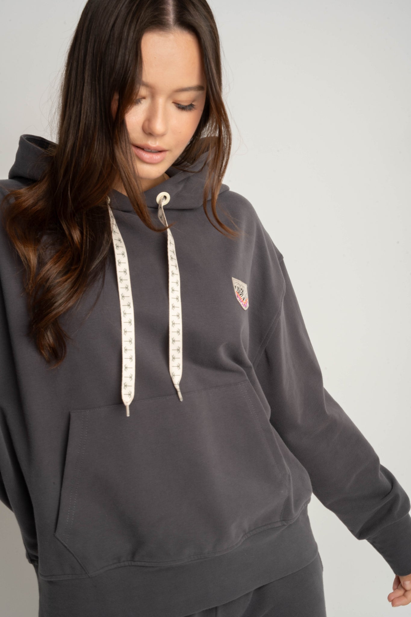 BLUZA Z KAPTUREM GRAFITOWA - AURENA