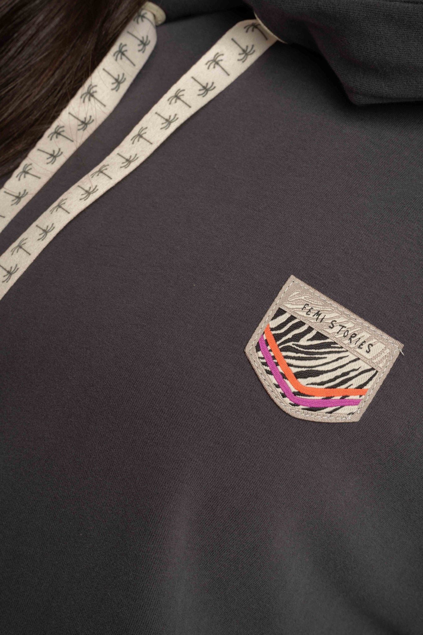 BLUZA Z KAPTUREM GRAFITOWA - AURENA