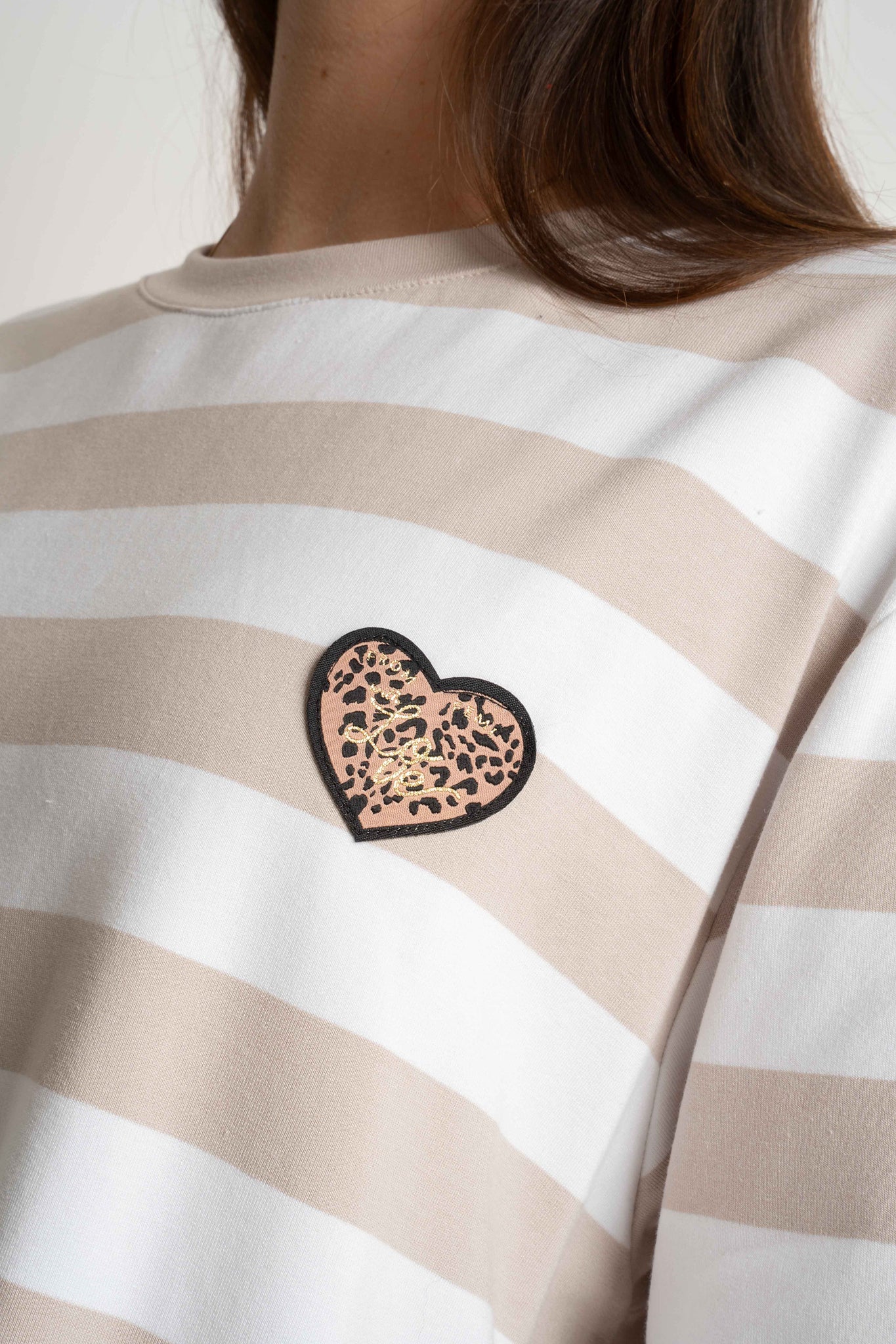 T-SHIRT CIEMNOBEŻOWY W PASKI - MARE