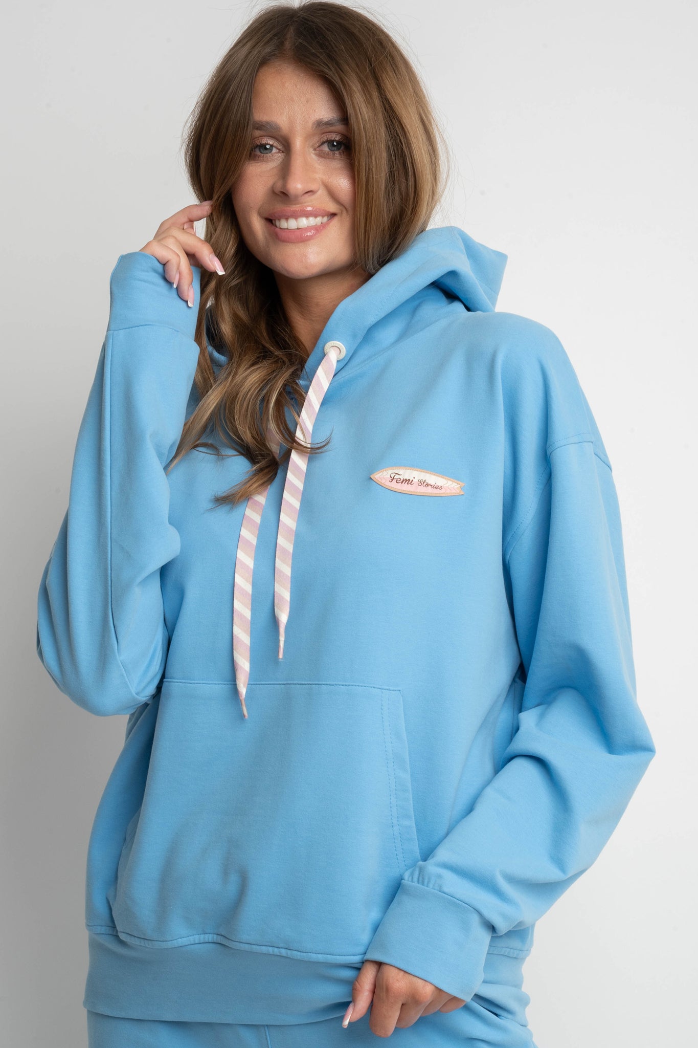BLUZA Z KAPTUREM NIEBIESKA - AURENA