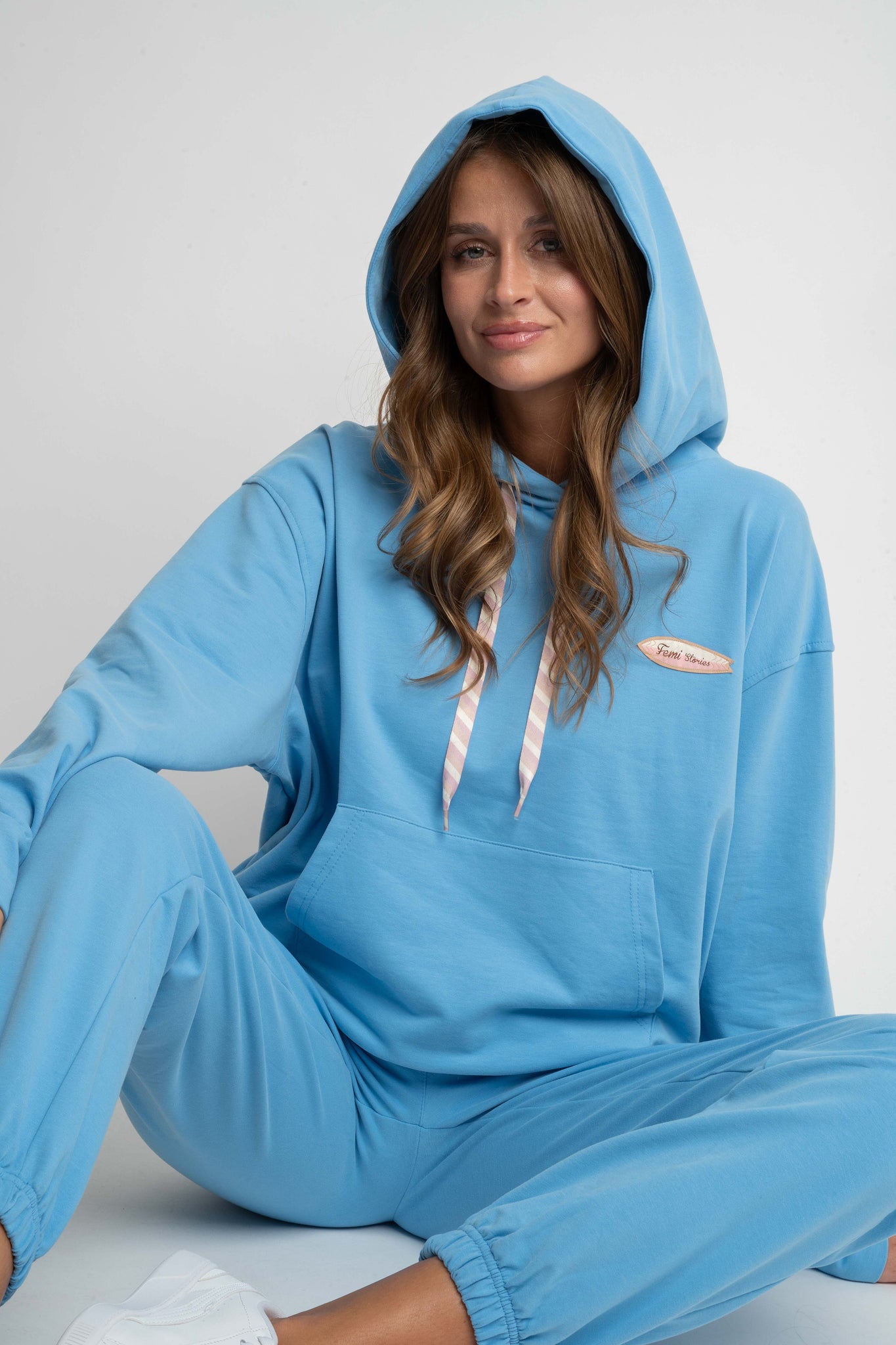 BLUZA Z KAPTUREM NIEBIESKA - AURENA