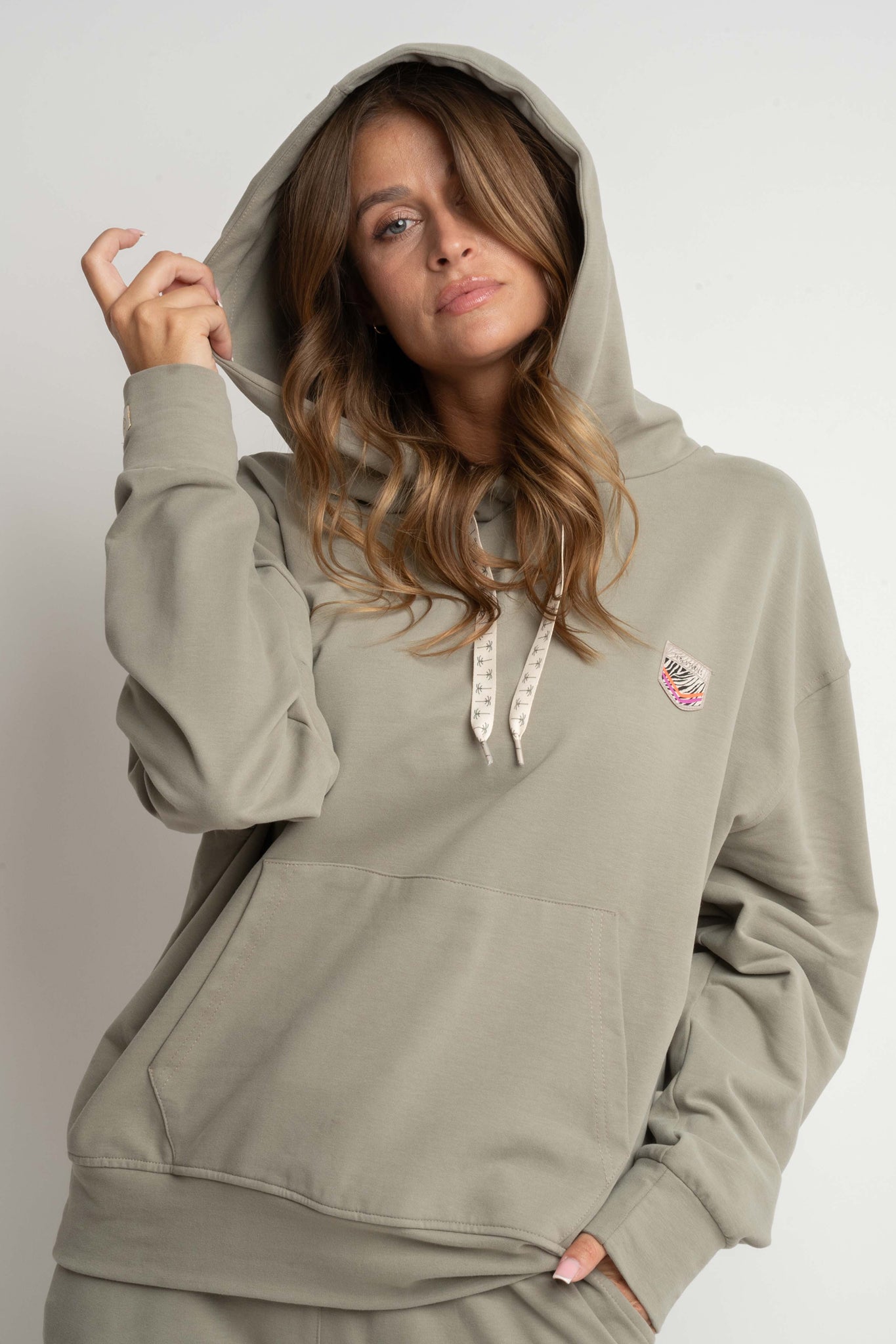 BLUZA Z KAPTUREM JASNY KHAKI- AURENA