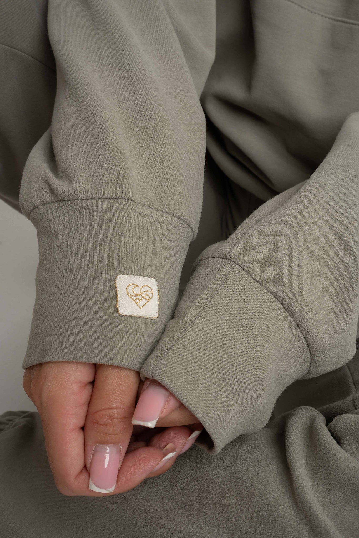 BLUZA Z KAPTUREM JASNY KHAKI- AURENA