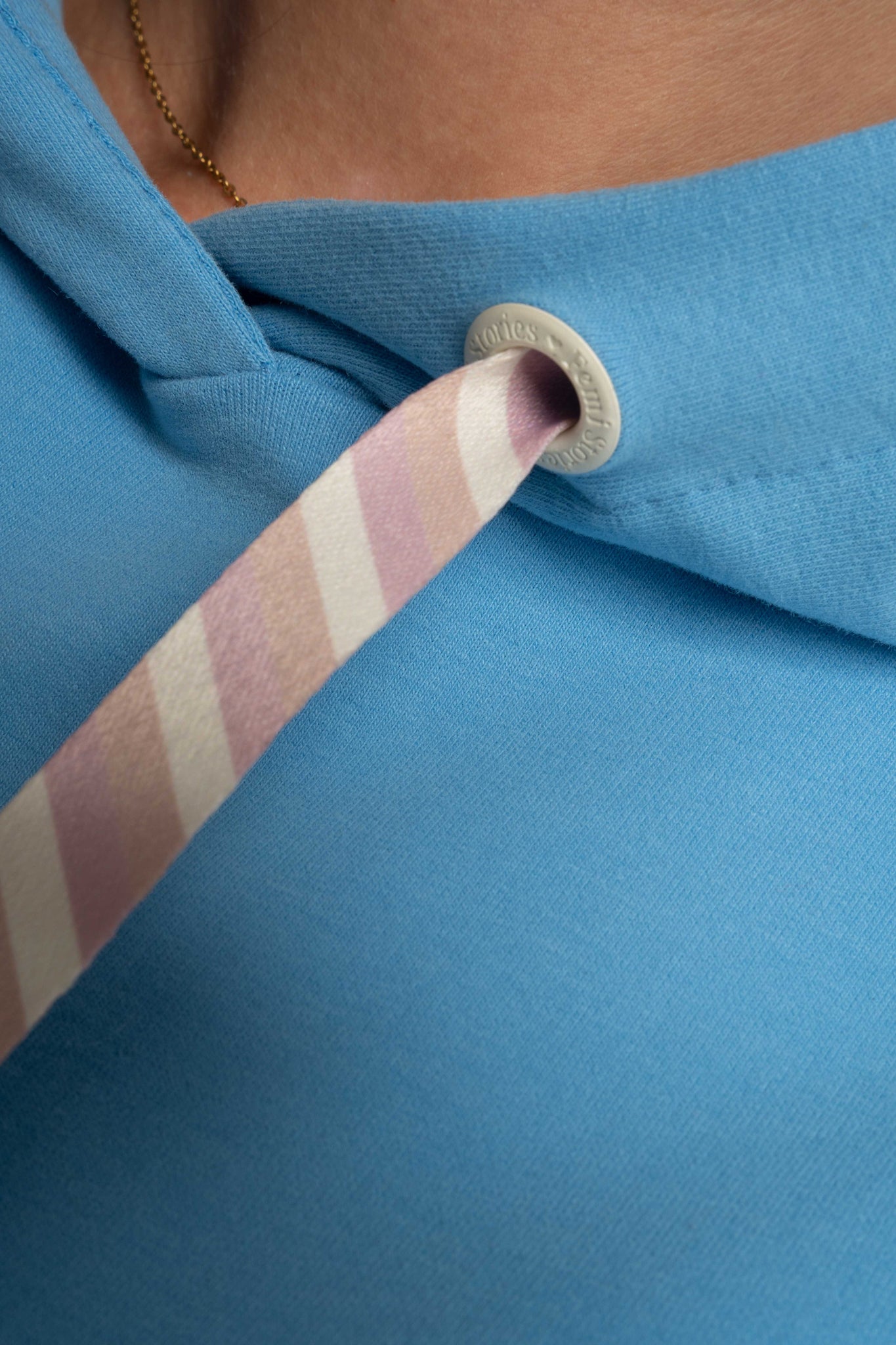 KRÓTKA BLUZA Z KAPTUREM NIEBIESKA - ETOILE