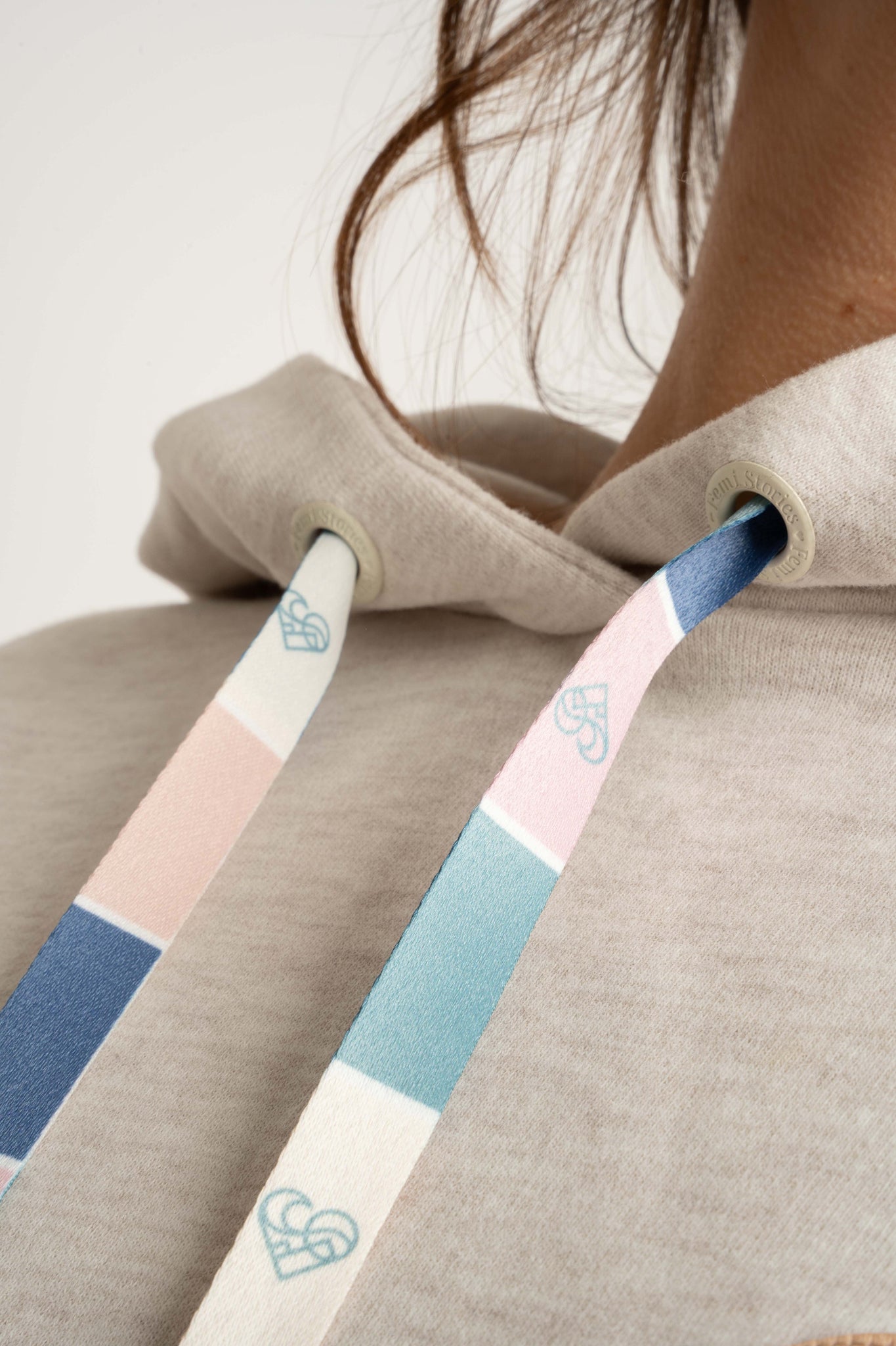 BLUZA Z KAPTUREM W KOLORZE NATURALNEJ KONOPII  - AURENA