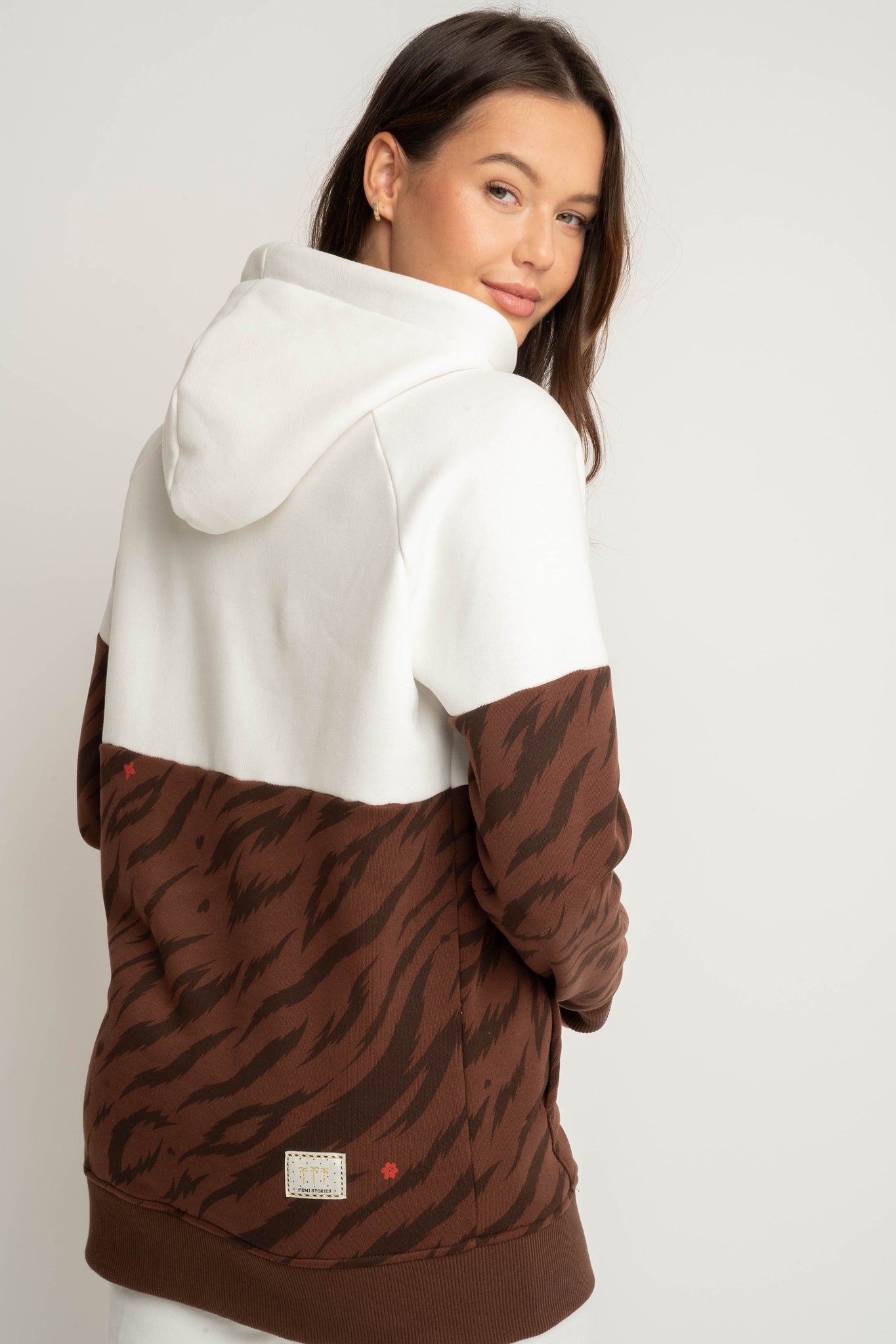 BLUZA Z KAPTUREM BRĄZOWA Z PRINTEM ZEBRY - KENTA