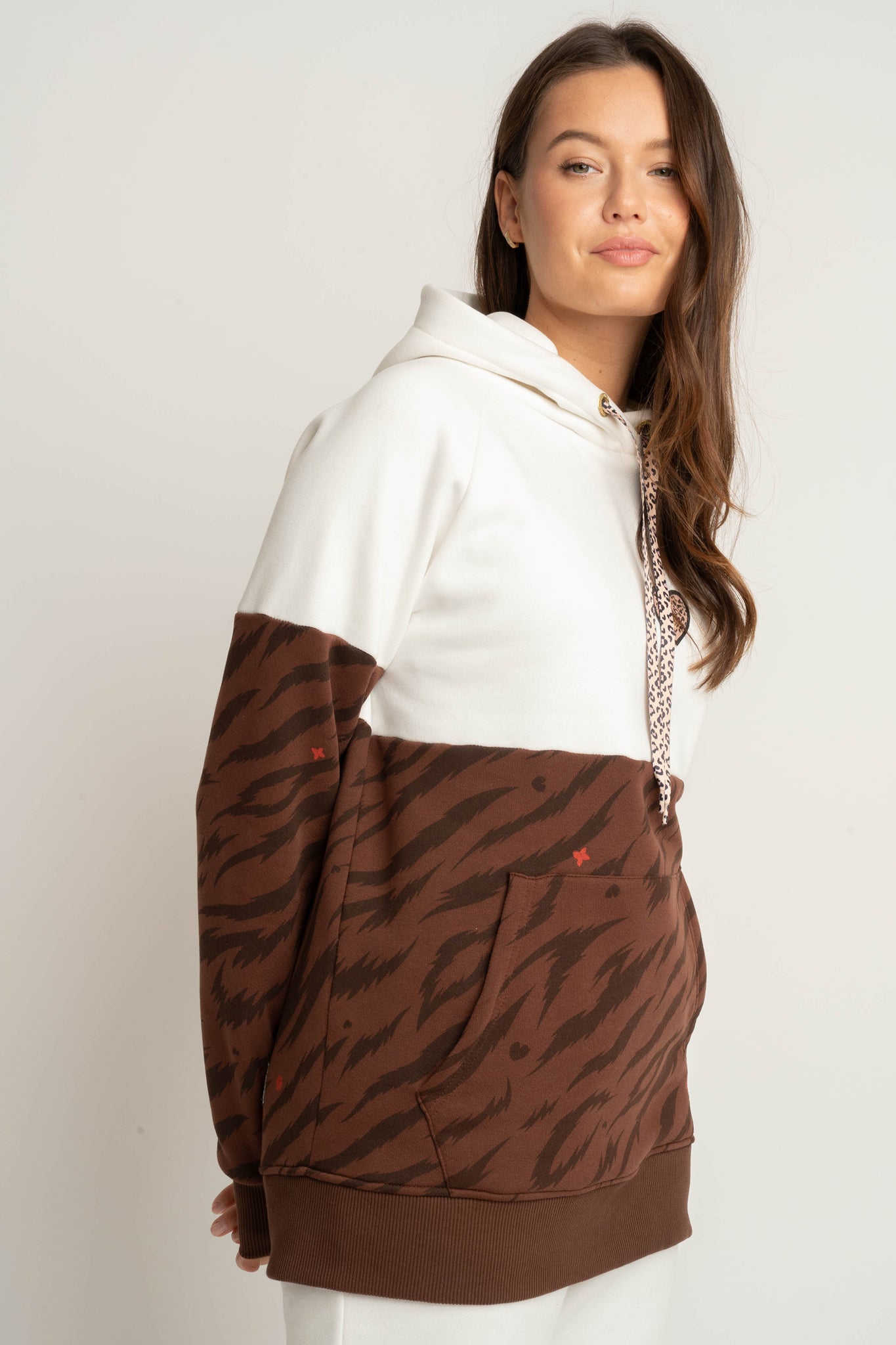 BLUZA Z KAPTUREM BRĄZOWA Z PRINTEM ZEBRY - KENTA