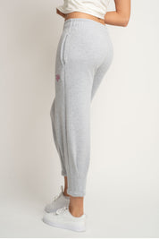 DRESOWE SPODNIE DAMSKIE Z KIESZENIAMI I ZWĘŻANYMI NOGAWKAMI W KOLORZE SZAREGO MELANŻU - SUZIE