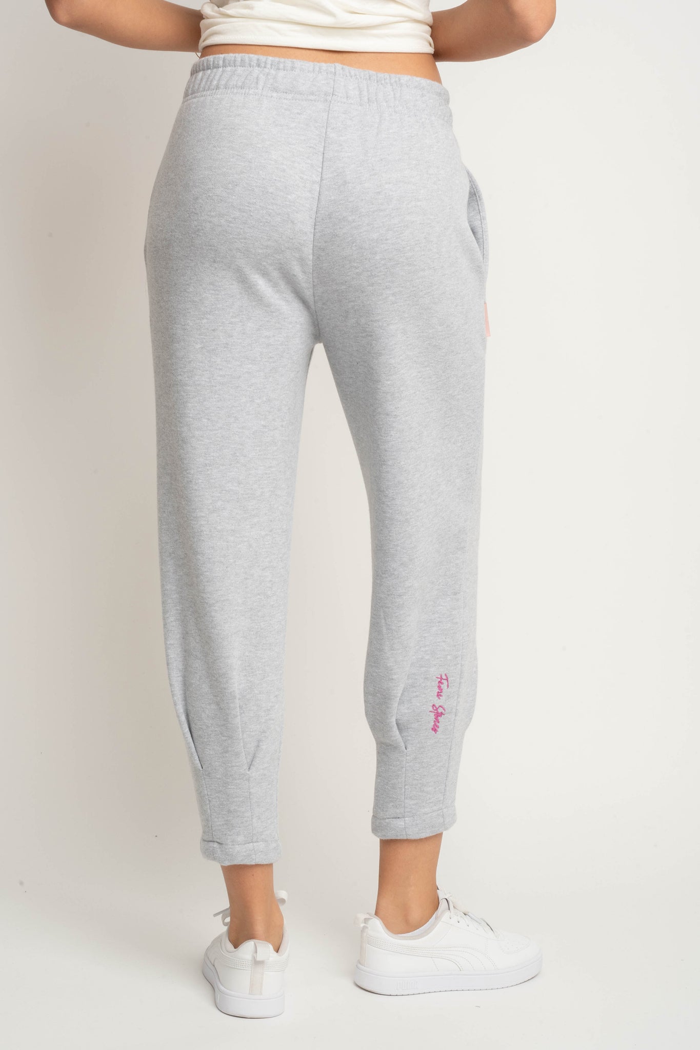 DRESOWE SPODNIE DAMSKIE Z KIESZENIAMI I ZWĘŻANYMI NOGAWKAMI W KOLORZE SZAREGO MELANŻU - SUZIE