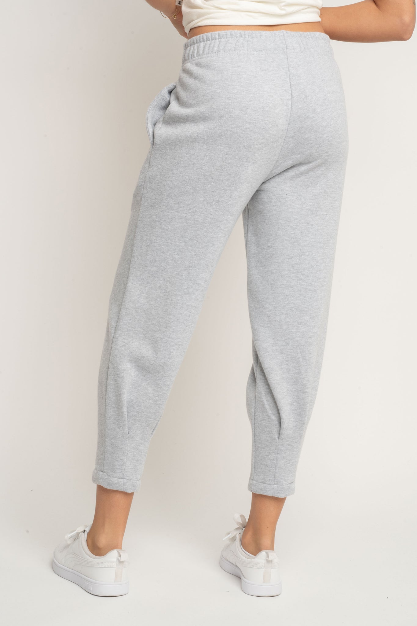 DRESOWE SPODNIE DAMSKIE Z KIESZENIAMI I ZWĘŻANYMI NOGAWKAMI W KOLORZE SZAREGO MELANŻU - SUZIE