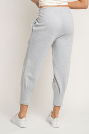 DRESOWE SPODNIE DAMSKIE Z KIESZENIAMI I ZWĘŻANYMI NOGAWKAMI W KOLORZE SZAREGO MELANŻU - SUZIE