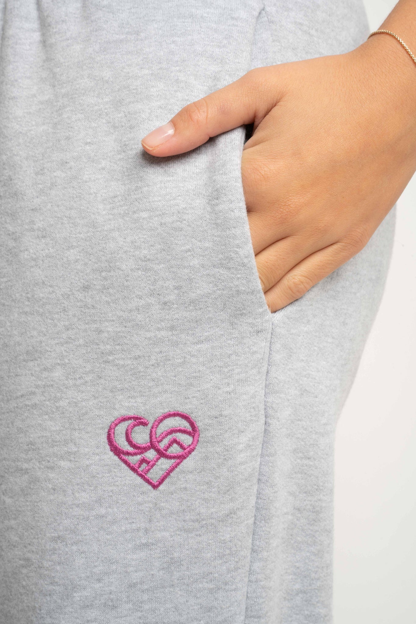 DRESOWE SPODNIE DAMSKIE Z KIESZENIAMI I ZWĘŻANYMI NOGAWKAMI W KOLORZE SZAREGO MELANŻU - SUZIE