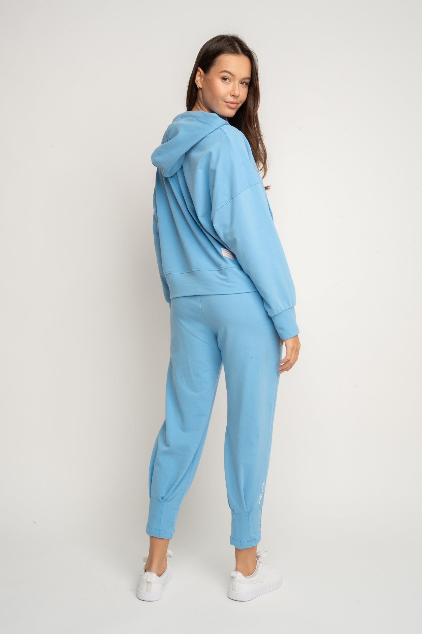 DRESOWE SPODNIE DAMSKIE Z KIESZENIAMI I ZWĘŻANYMI NOGAWKAMI NIEBIESKIE- SUZIE