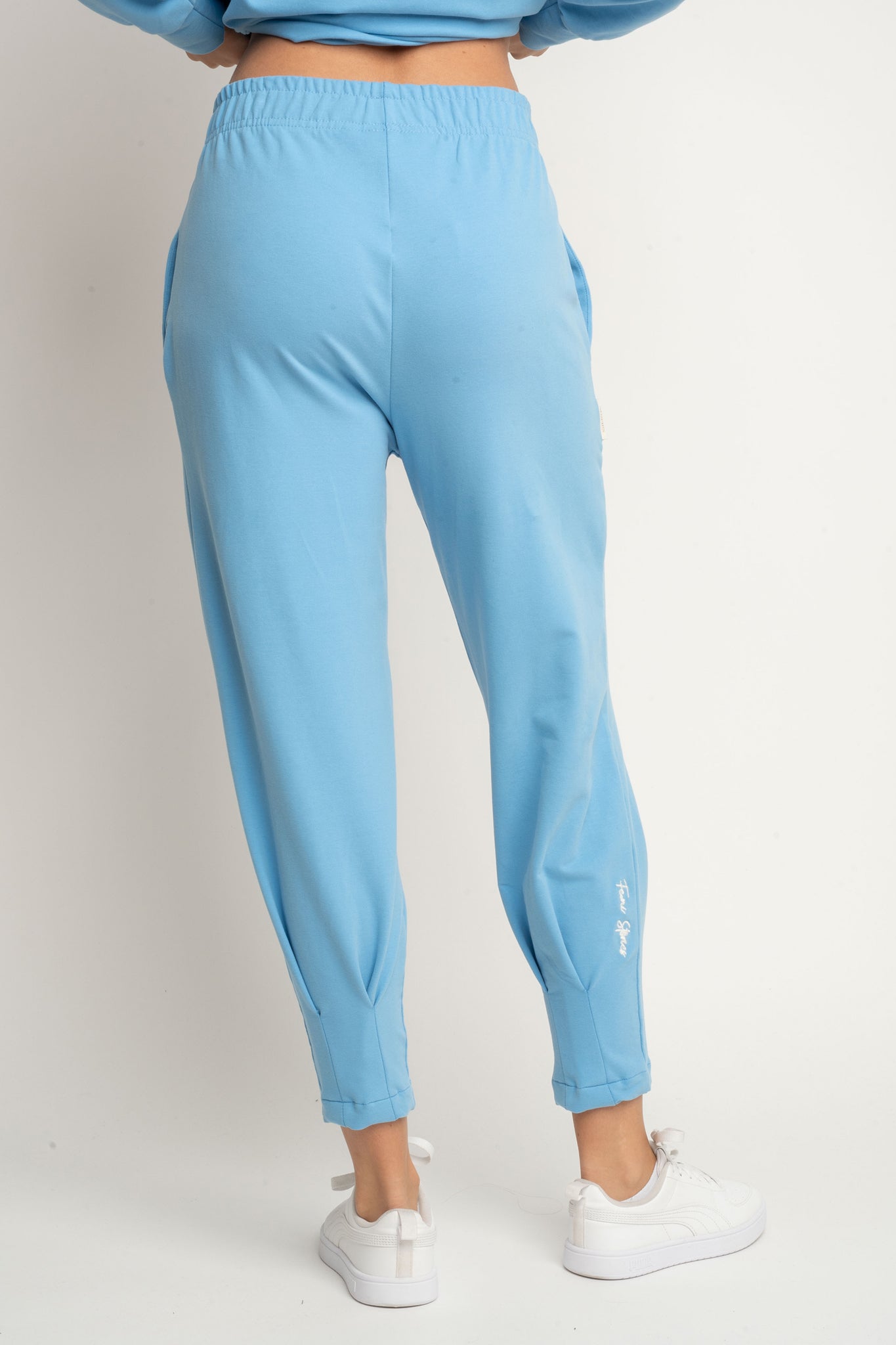 DRESOWE SPODNIE DAMSKIE Z KIESZENIAMI I ZWĘŻANYMI NOGAWKAMI NIEBIESKIE- SUZIE