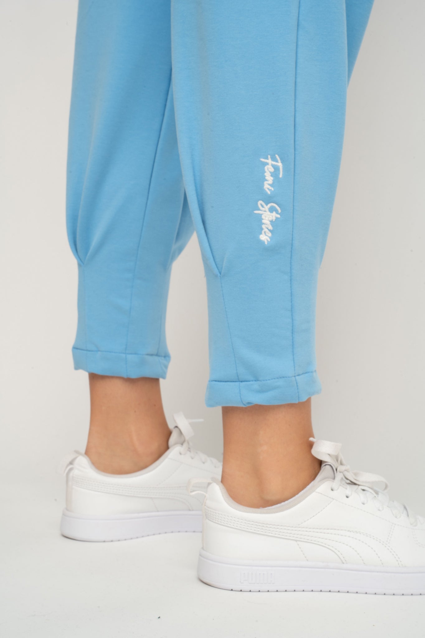 DRESOWE SPODNIE DAMSKIE Z KIESZENIAMI I ZWĘŻANYMI NOGAWKAMI NIEBIESKIE- SUZIE