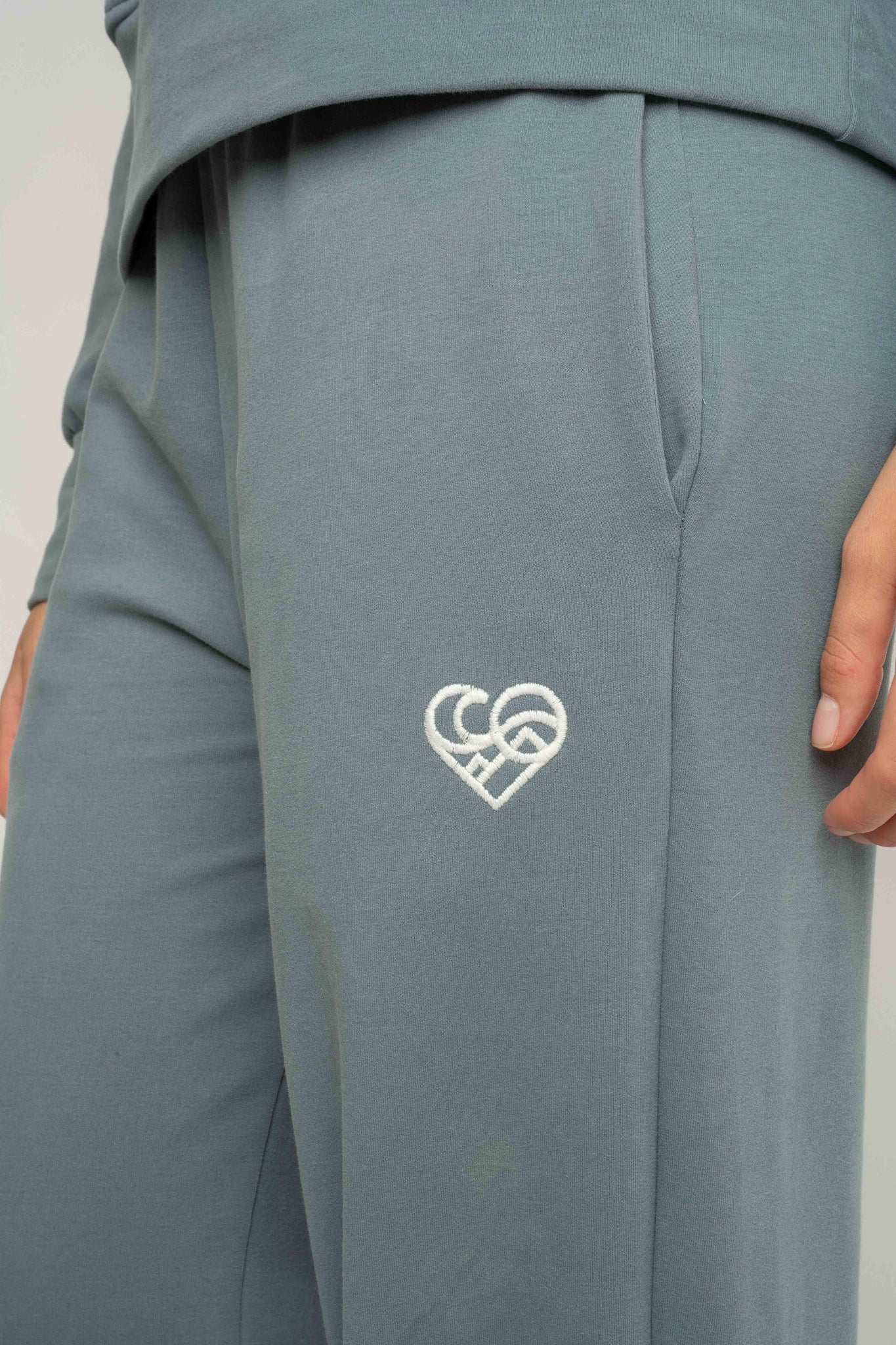 DRESOWE SPODNIE DAMSKIE Z KIESZENIAMI I ZWĘŻANYMI NOGAWKAMI JASNY KHAKI - SUZIE