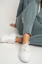 DRESOWE SPODNIE DAMSKIE Z KIESZENIAMI I ZWĘŻANYMI NOGAWKAMI JASNY KHAKI - SUZIE