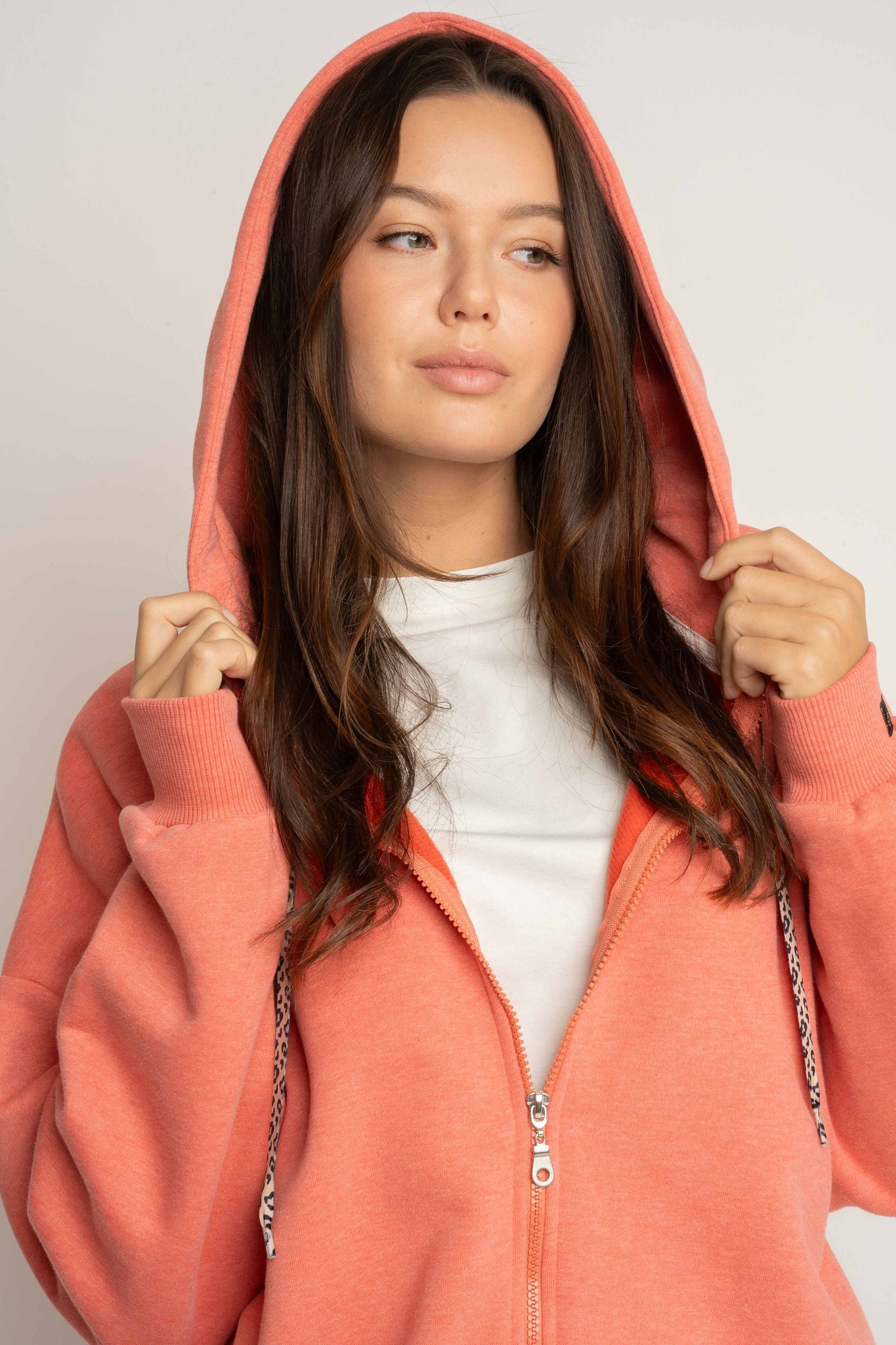 BLUZA Z KAPTUREM ROZPINANA KORALOWA - FLEUR