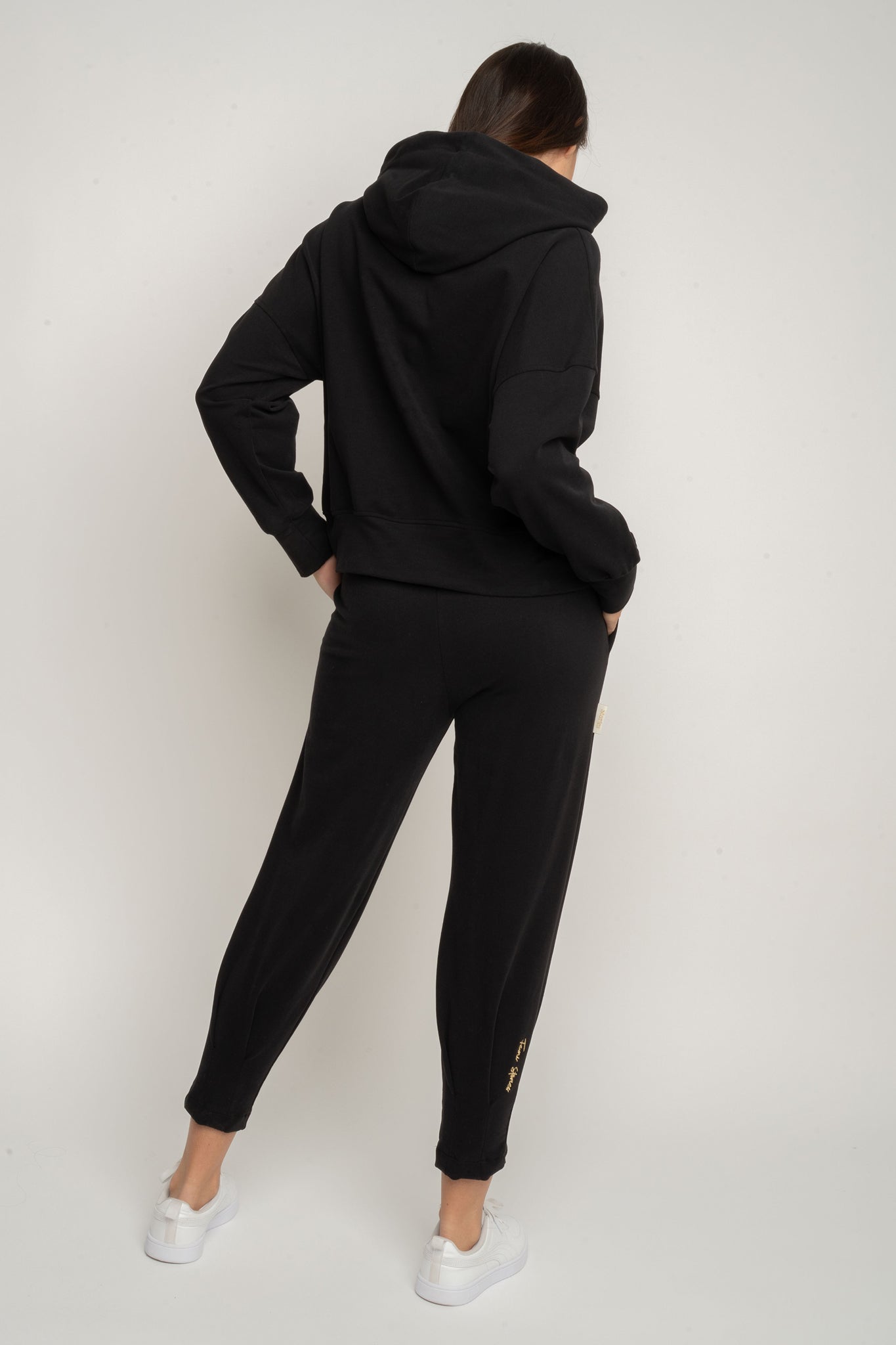 DRESOWE SPODNIE DAMSKIE Z KIESZENIAMI I ZWĘŻANYMI NOGAWKAMI CZARNE - SUZIE