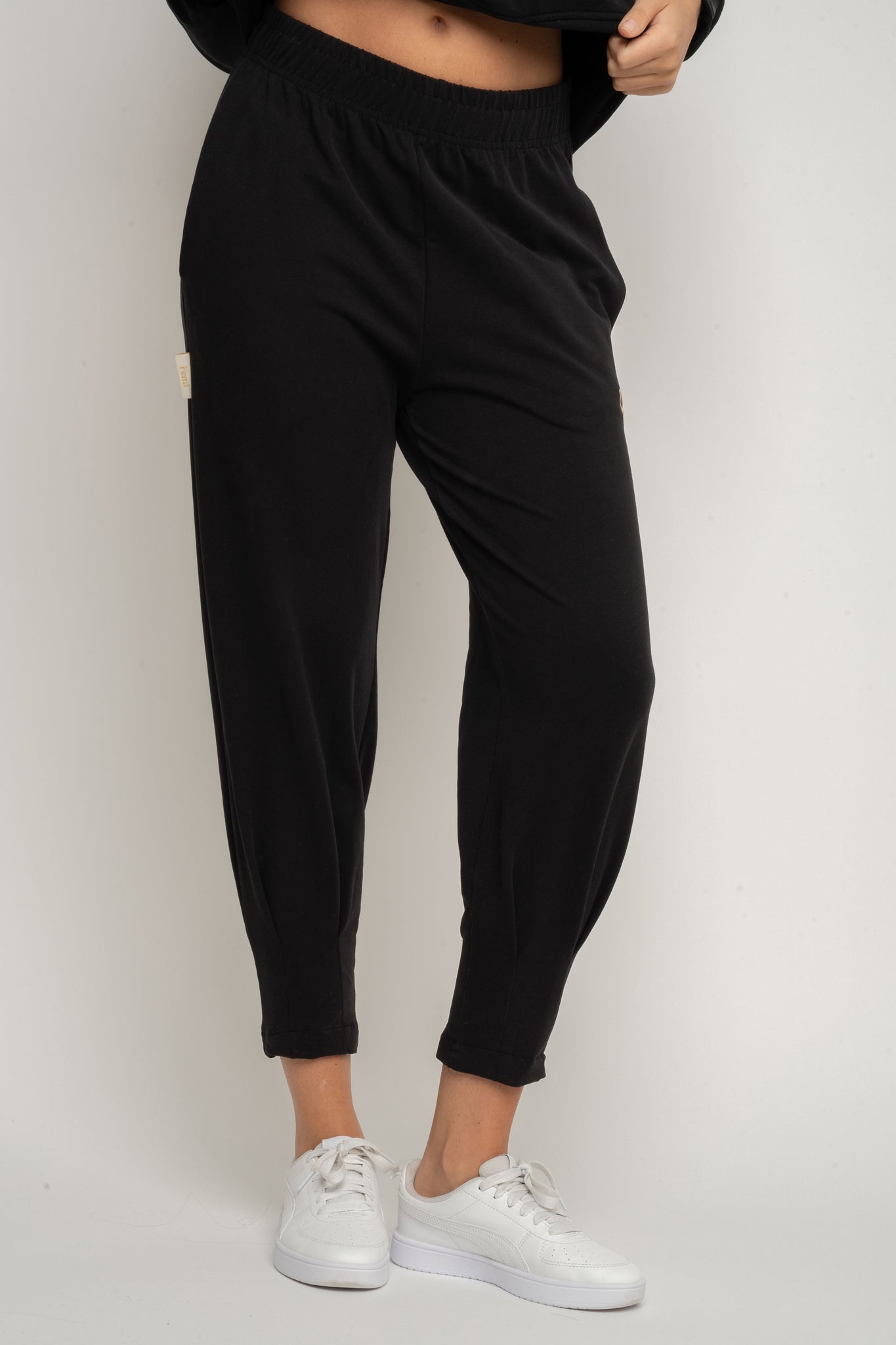 DRESOWE SPODNIE DAMSKIE Z KIESZENIAMI I ZWĘŻANYMI NOGAWKAMI CZARNE - SUZIE