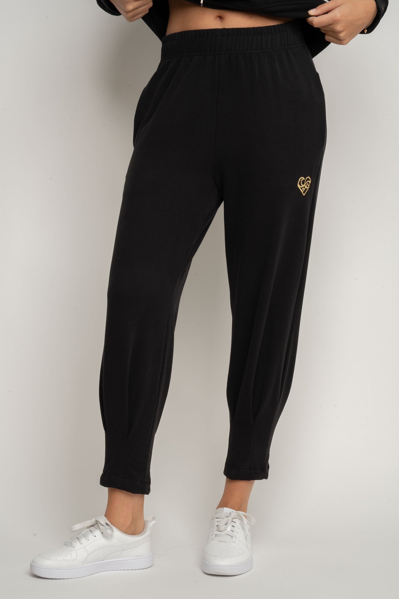 DRESOWE SPODNIE DAMSKIE Z KIESZENIAMI I ZWĘŻANYMI NOGAWKAMI CZARNE - SUZIE