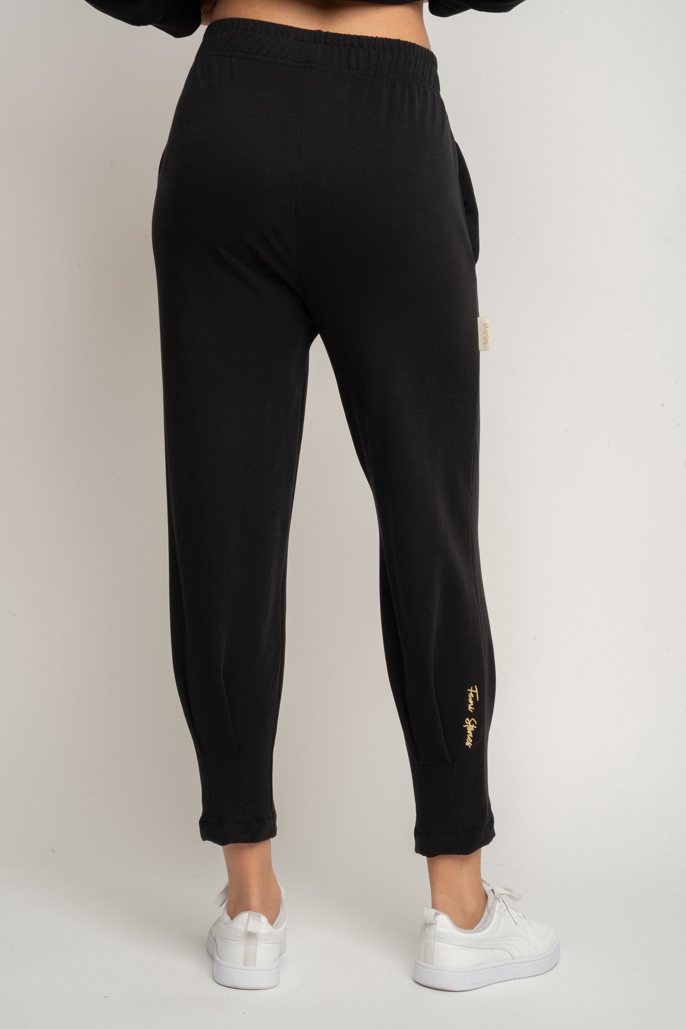 DRESOWE SPODNIE DAMSKIE Z KIESZENIAMI I ZWĘŻANYMI NOGAWKAMI CZARNE - SUZIE