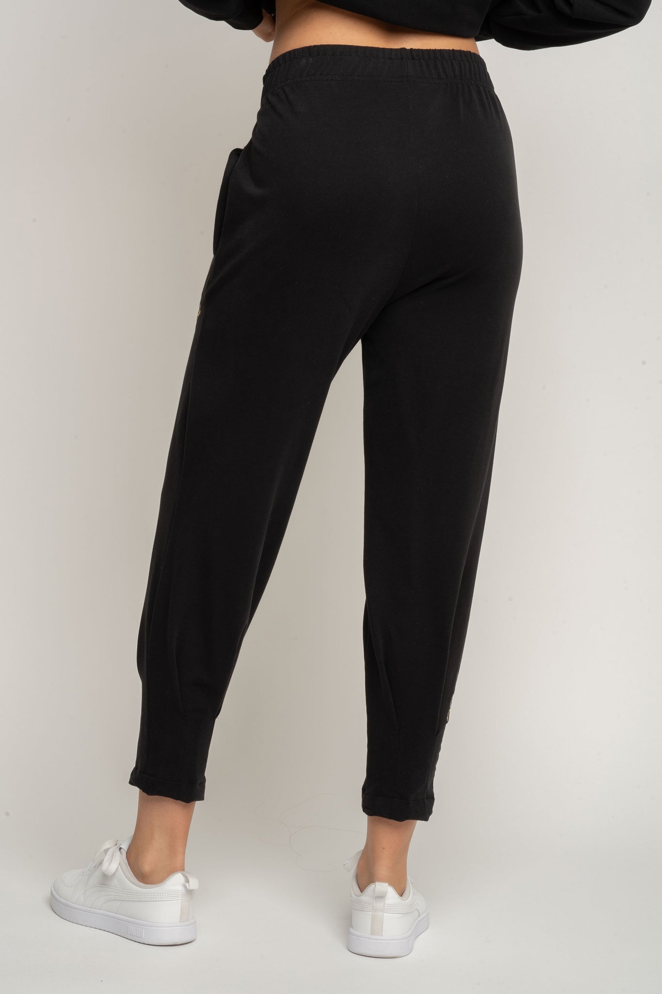 DRESOWE SPODNIE DAMSKIE Z KIESZENIAMI I ZWĘŻANYMI NOGAWKAMI CZARNE - SUZIE