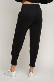 DRESOWE SPODNIE DAMSKIE Z KIESZENIAMI I ZWĘŻANYMI NOGAWKAMI CZARNE - SUZIE