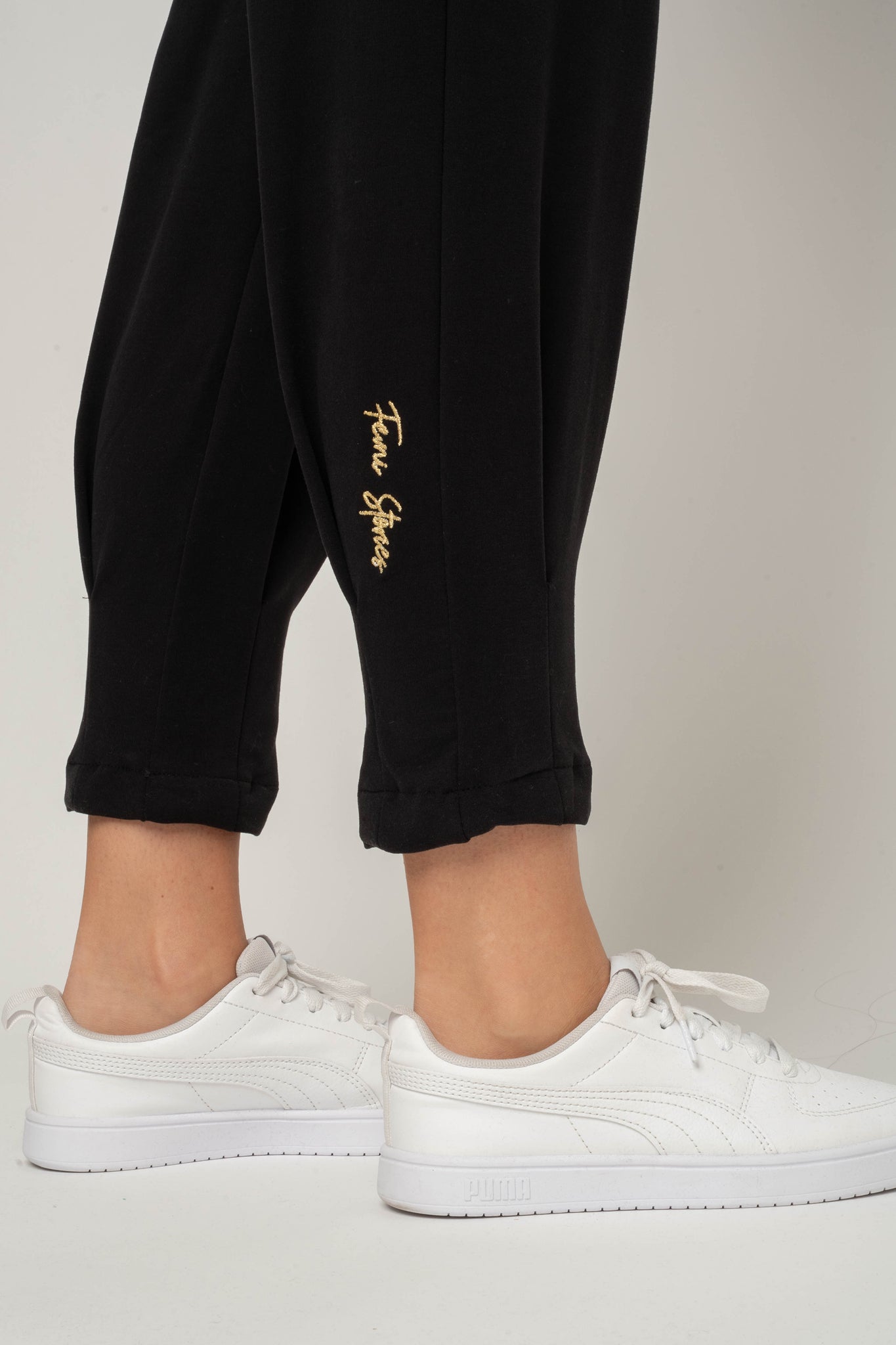 DRESOWE SPODNIE DAMSKIE Z KIESZENIAMI I ZWĘŻANYMI NOGAWKAMI CZARNE - SUZIE