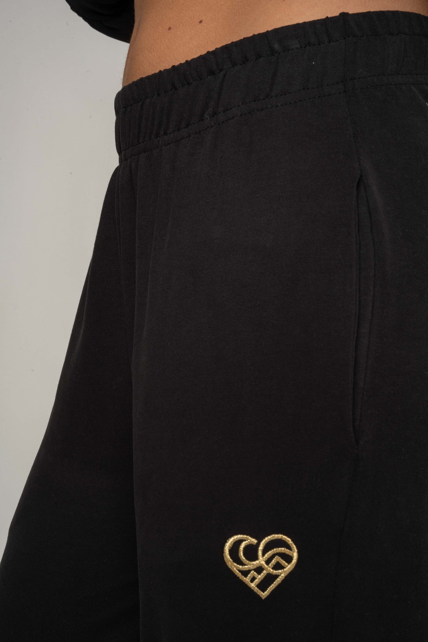 DRESOWE SPODNIE DAMSKIE Z KIESZENIAMI I ZWĘŻANYMI NOGAWKAMI CZARNE - SUZIE