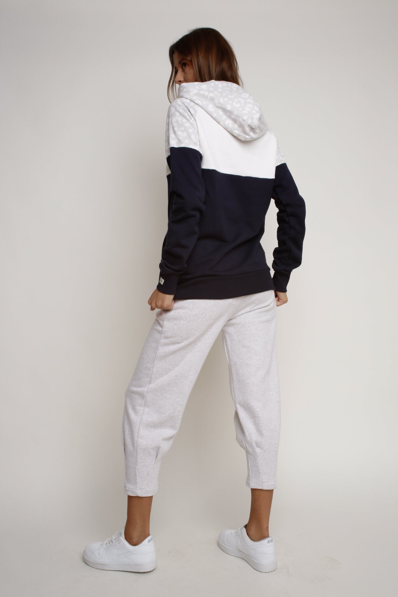 STAY WILD CREAM HOODED SWEATSHIRT WITH NAVY INSCRIPTION - NEMOS