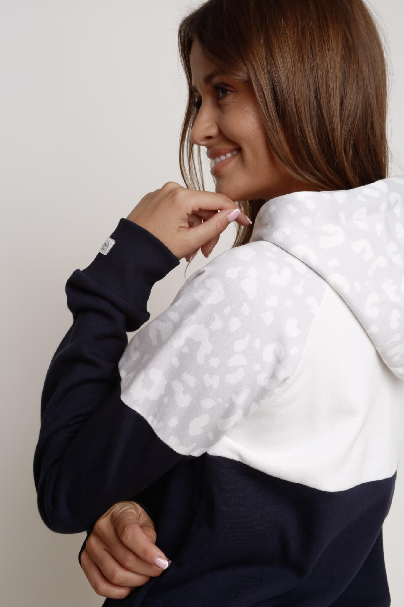 STAY WILD CREAM HOODED SWEATSHIRT WITH NAVY INSCRIPTION - NEMOS