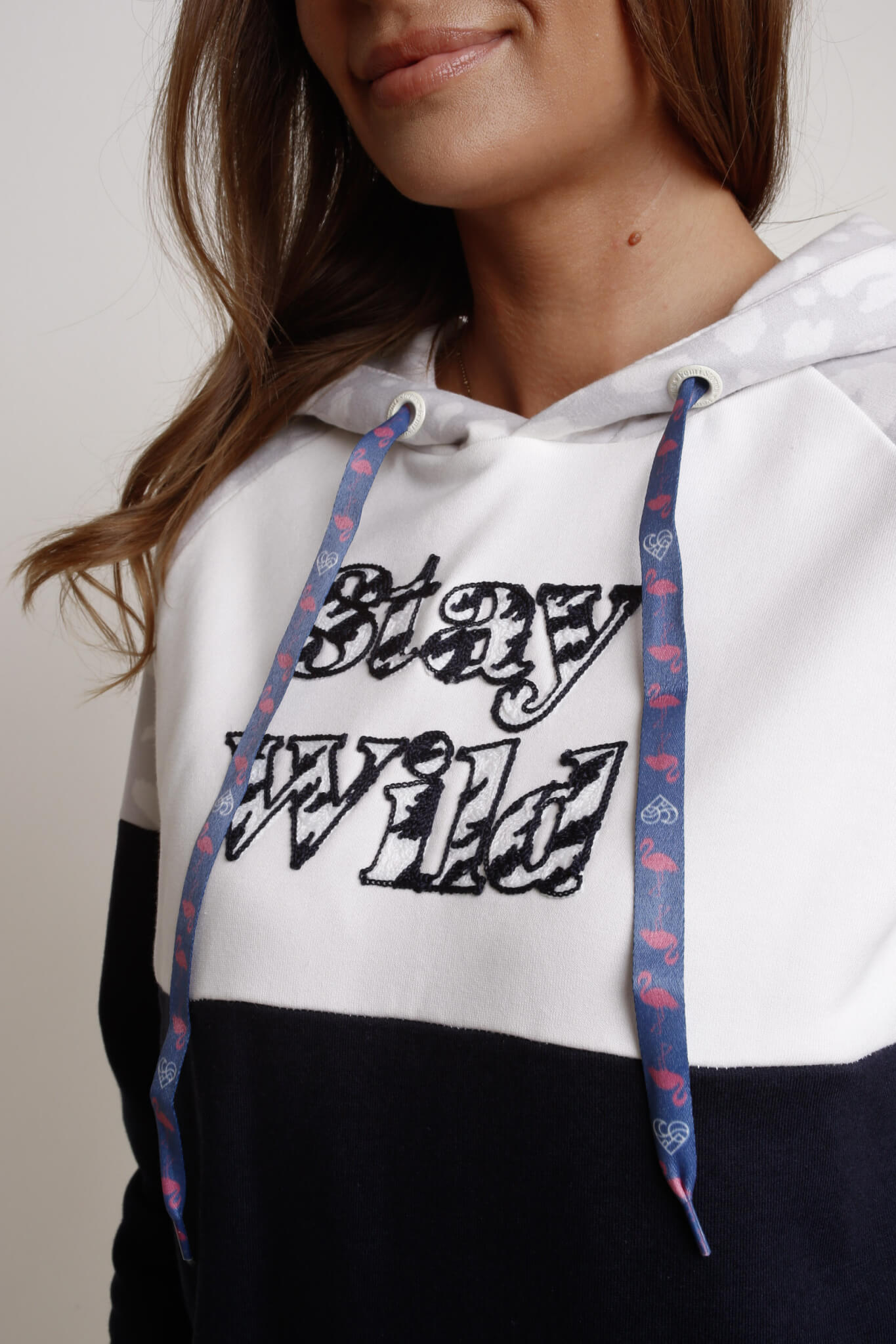 STAY WILD CREAM HOODED SWEATSHIRT WITH NAVY INSCRIPTION - NEMOS