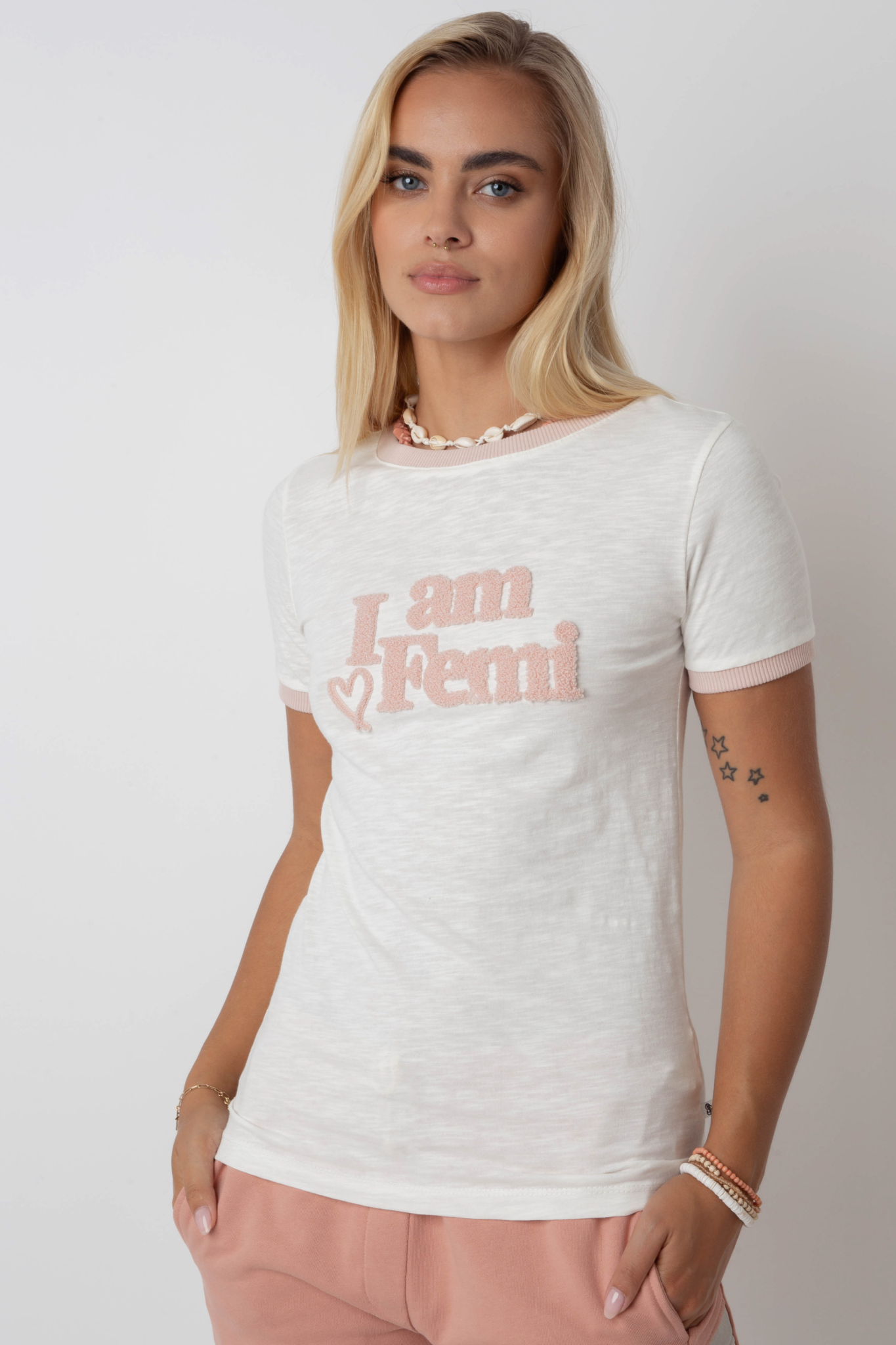 T-SHIRT I AM FEMI ECRU Z JASNORÓŻOWYM NAPISEM I LAMÓWKĄ - COSMA