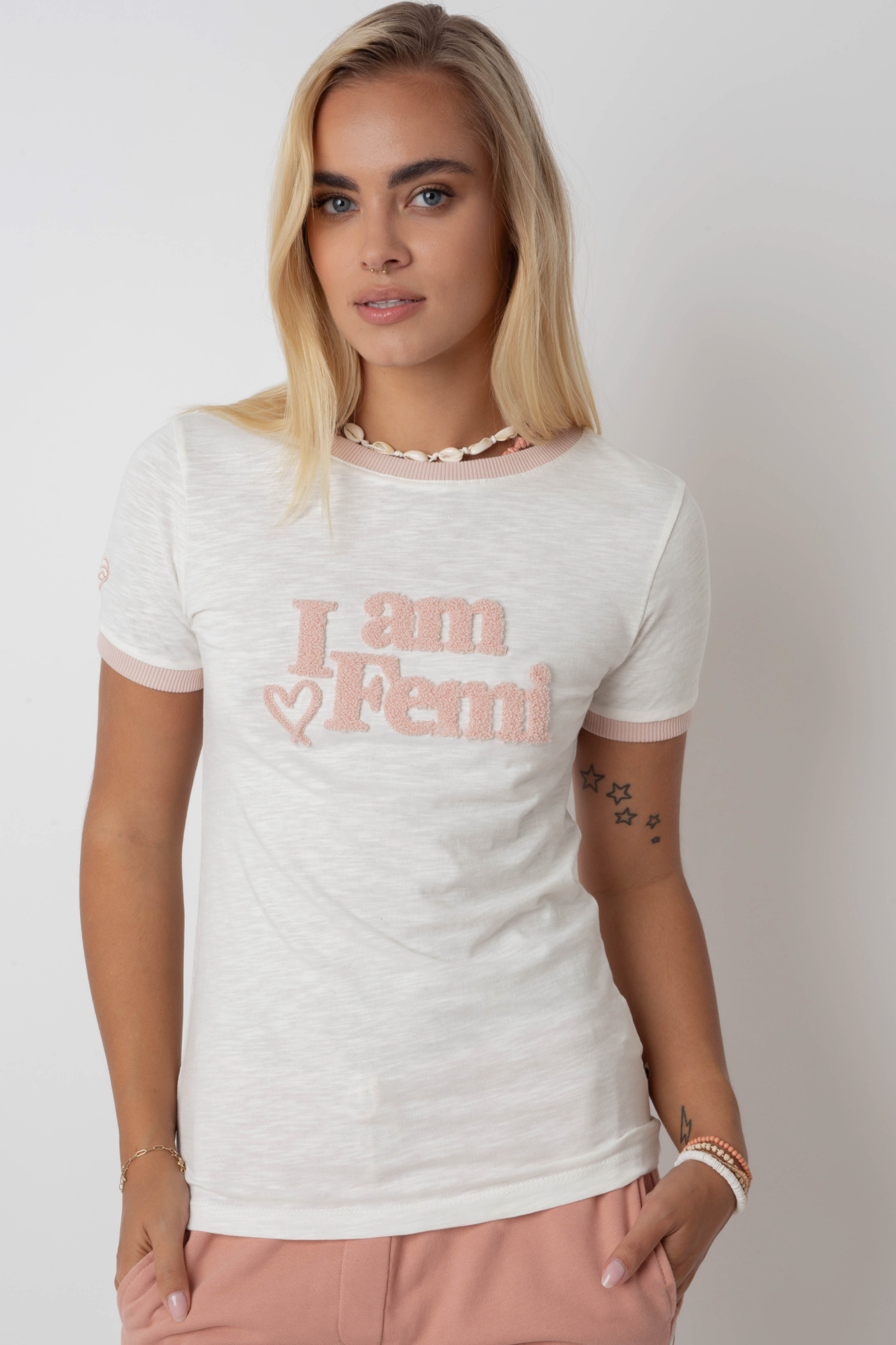 T-SHIRT I AM FEMI ECRU Z JASNORÓŻOWYM NAPISEM I LAMÓWKĄ - COSMA