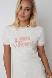 T-SHIRT I AM FEMI ECRU Z JASNORÓŻOWYM NAPISEM I LAMÓWKĄ - COSMA