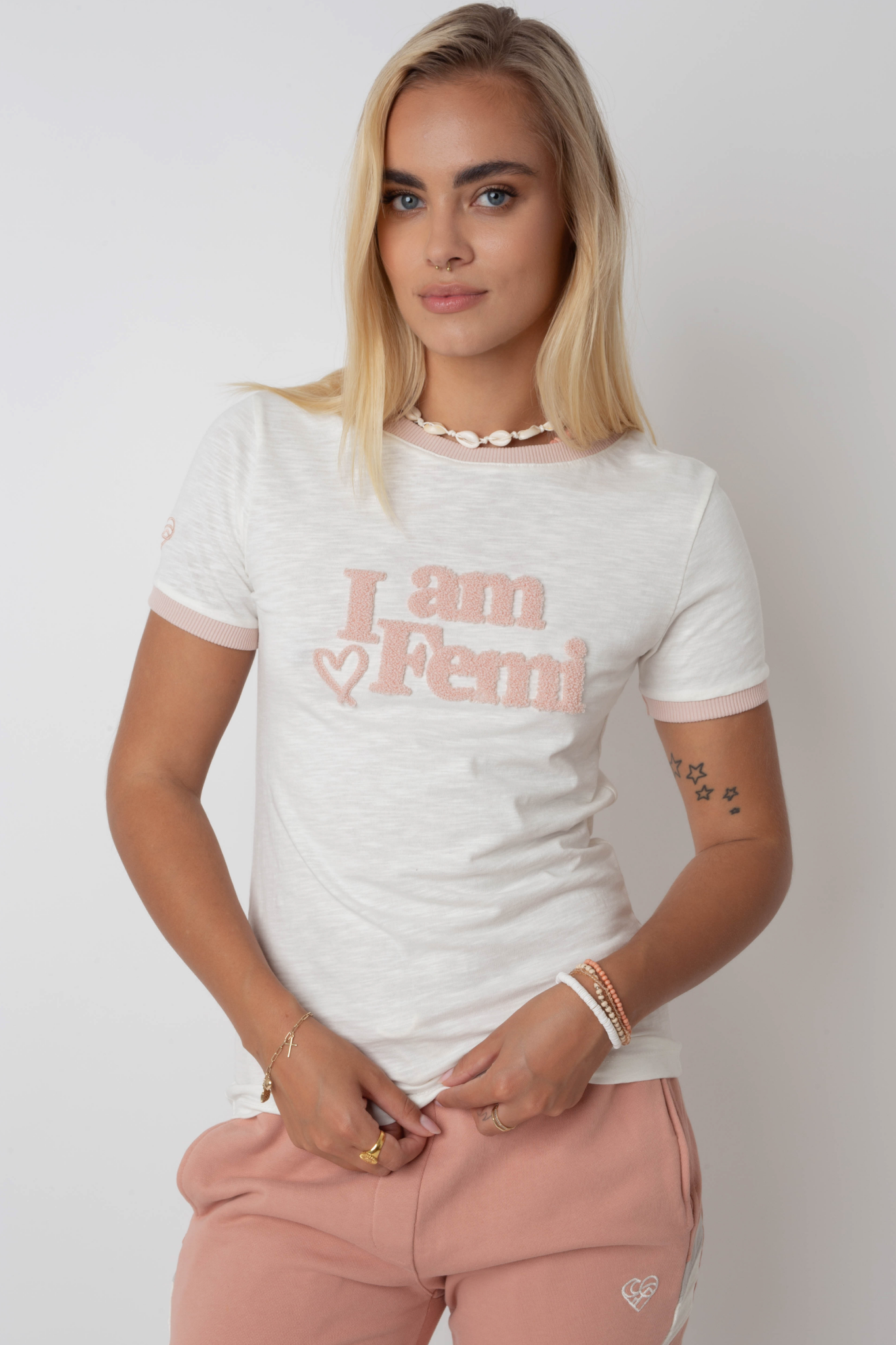 T-SHIRT I AM FEMI ECRU Z JASNORÓŻOWYM NAPISEM I LAMÓWKĄ - COSMA