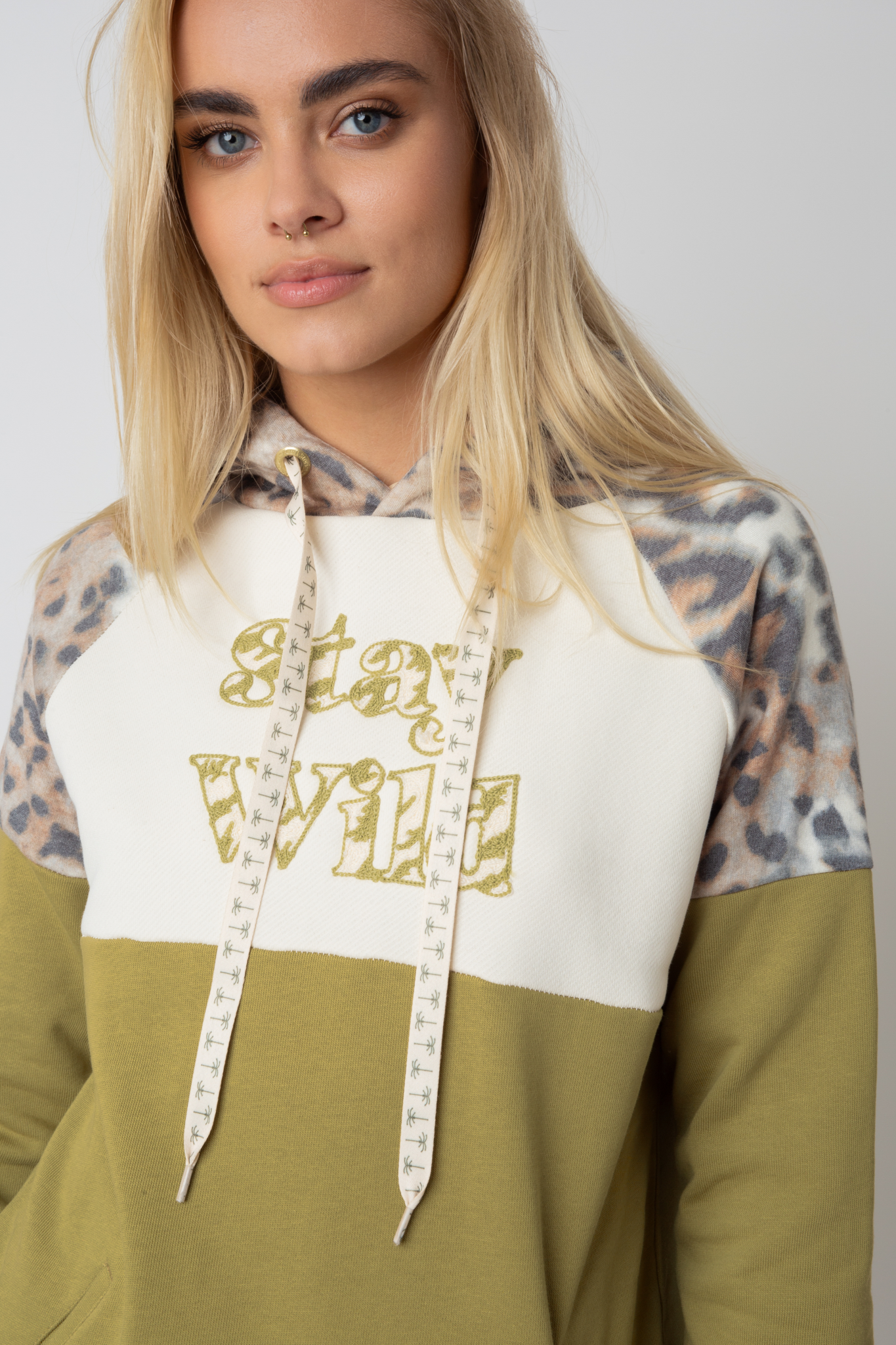 BLUZA Z KAPTUREM STAY WILD OLIWKOWO-KREMOWA Z NAPISEM STAY WILD - NEMOS