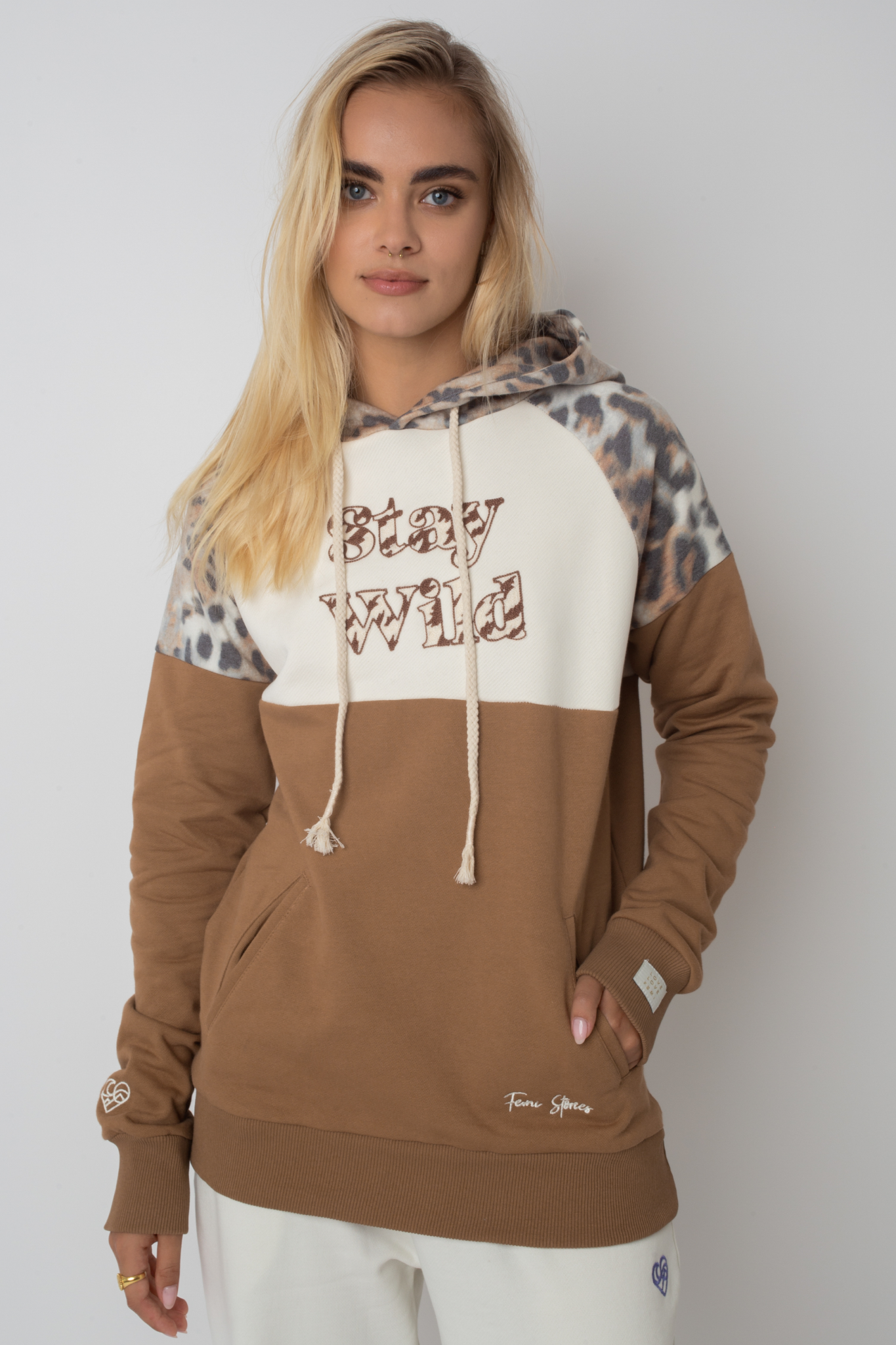 BLUZA Z KAPTUREM STAY WILD BRĄZOWO-ECRU Z NAPISEM STAY WILD - NEMOS