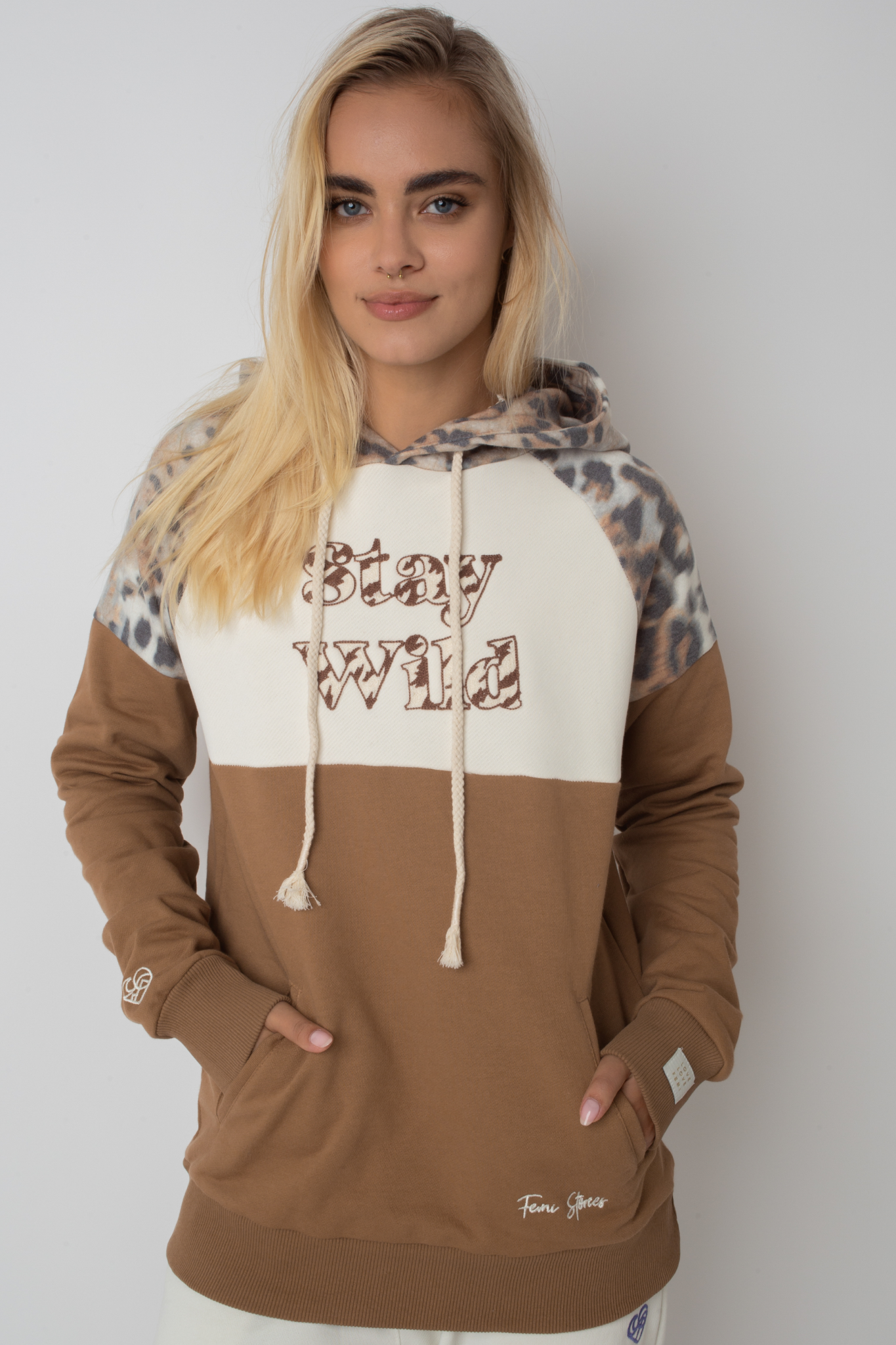 BLUZA Z KAPTUREM STAY WILD BRĄZOWO-ECRU Z NAPISEM STAY WILD - NEMOS