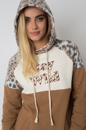 BLUZA Z KAPTUREM STAY WILD BRĄZOWO-ECRU Z NAPISEM STAY WILD - NEMOS