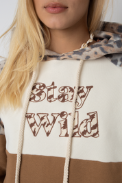 BLUZA Z KAPTUREM STAY WILD BRĄZOWO-ECRU Z NAPISEM STAY WILD - NEMOS