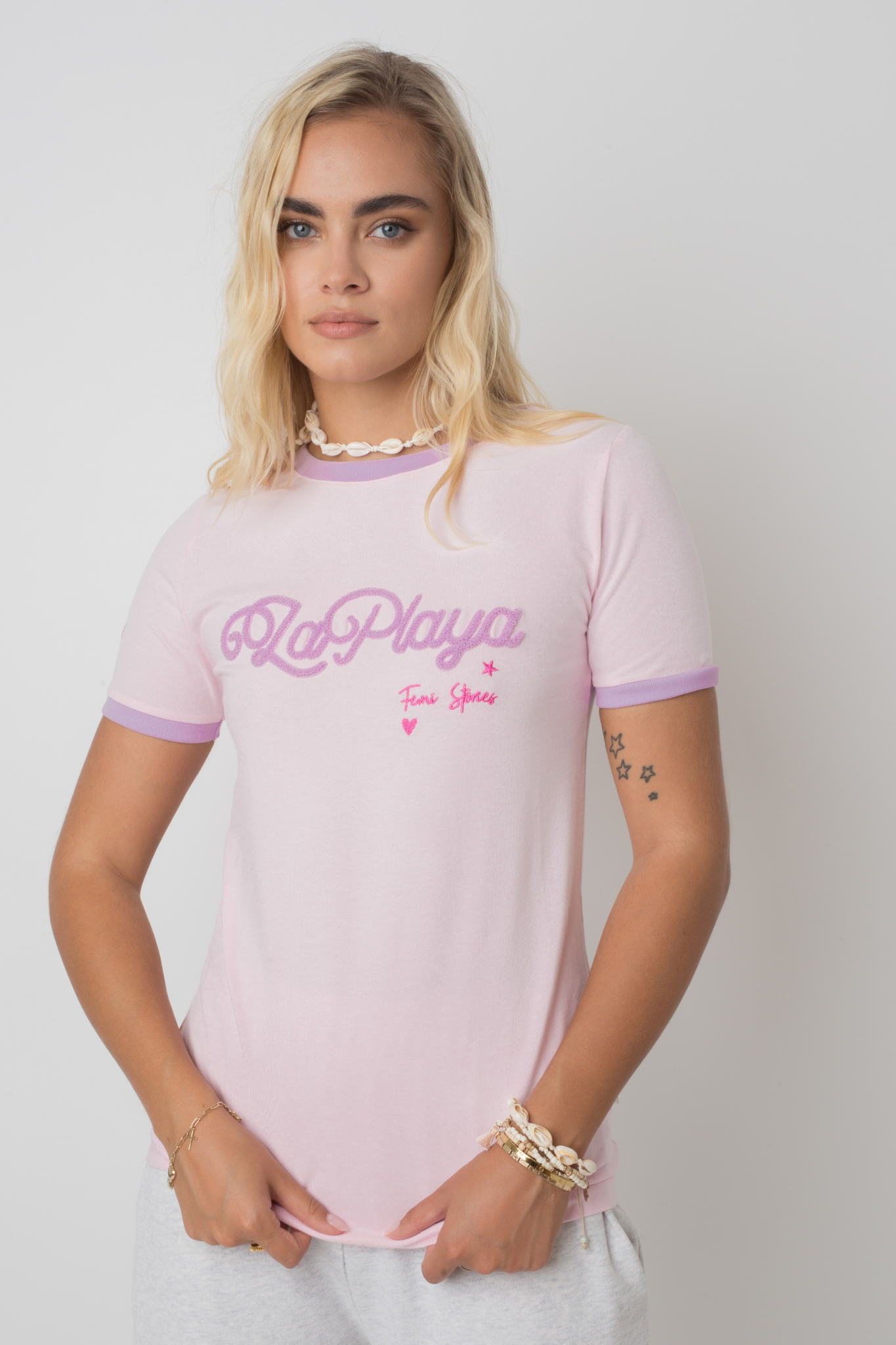 T-SHIRT LA PLAYA RÓŻOWA Z JASNOFIOLETOWYM NAPISEM I LAMÓWKĄ - COSMA