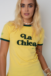 T-SHIRT LA CHICA ŻÓŁTY Z CIEMNOZIELONYM NAPISEM I LAMÓWKĄ - COSMA