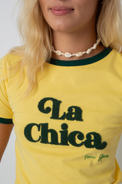 T-SHIRT LA CHICA ŻÓŁTY Z CIEMNOZIELONYM NAPISEM I LAMÓWKĄ - COSMA