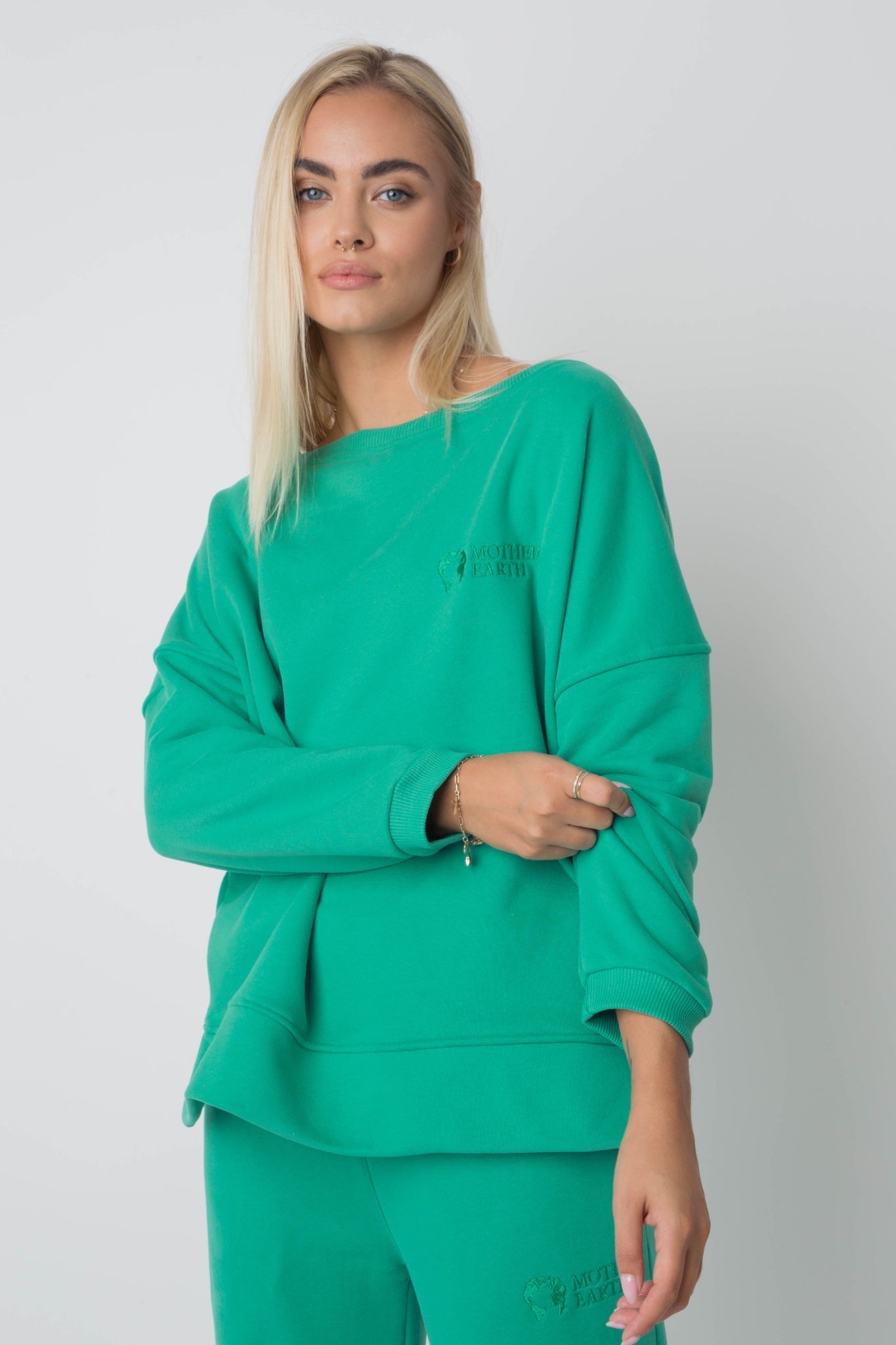 BLUZA OVERSIZE Z SZEROKIM DEKOLTEM ZIELONA - MULL